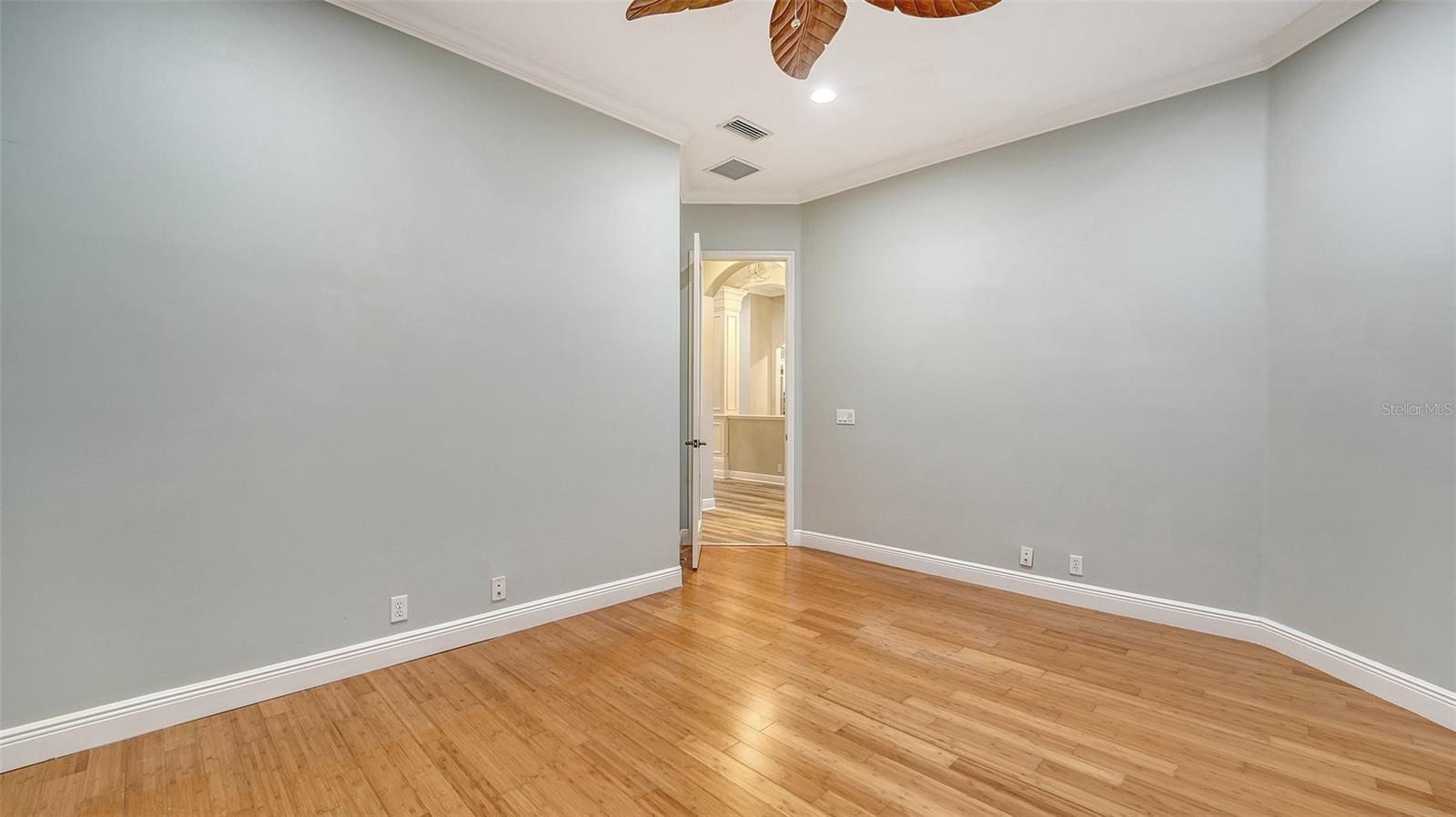 Listing photo id 34 for 6914 Dominion Lane