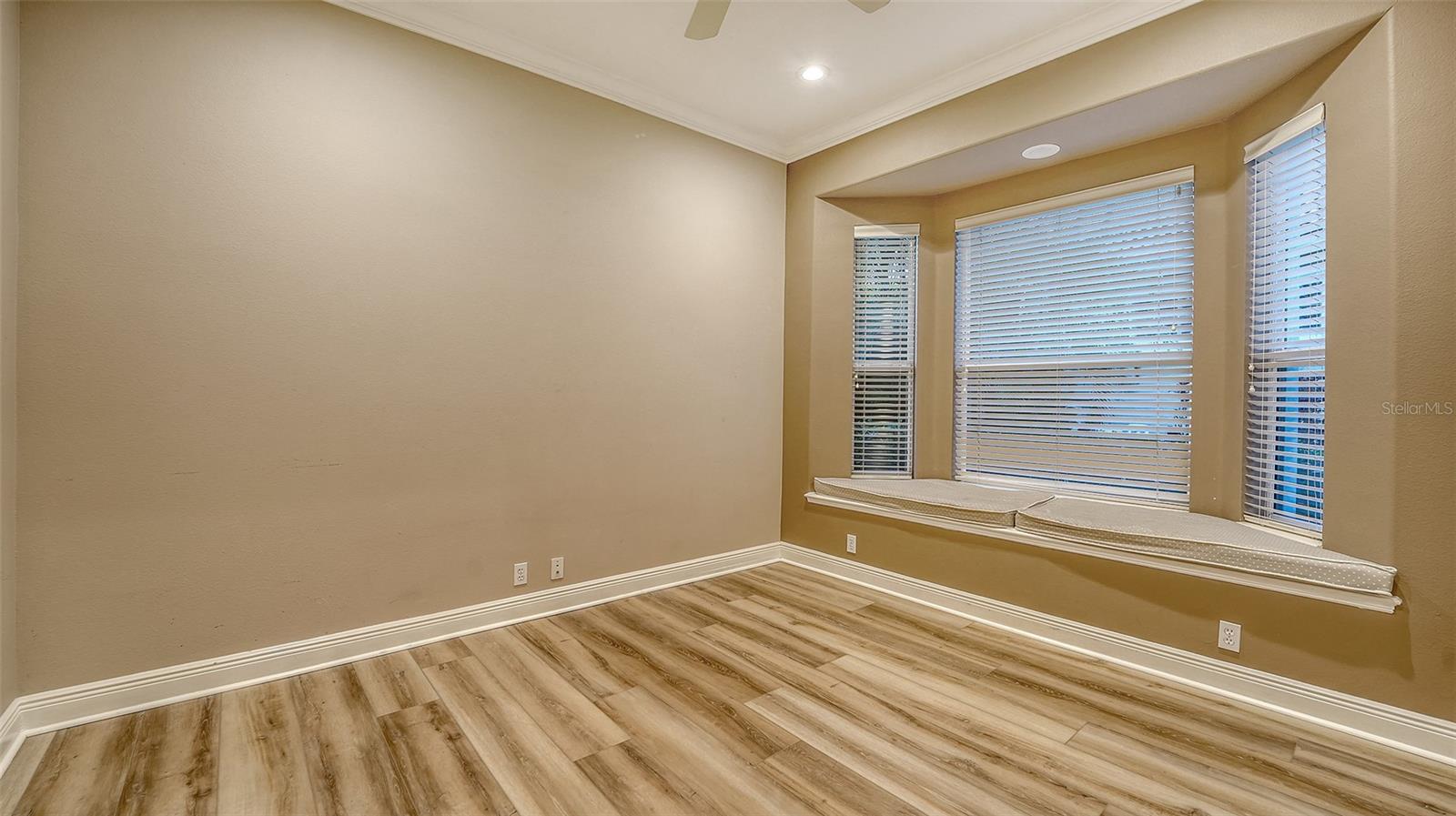 Listing photo id 36 for 6914 Dominion Lane