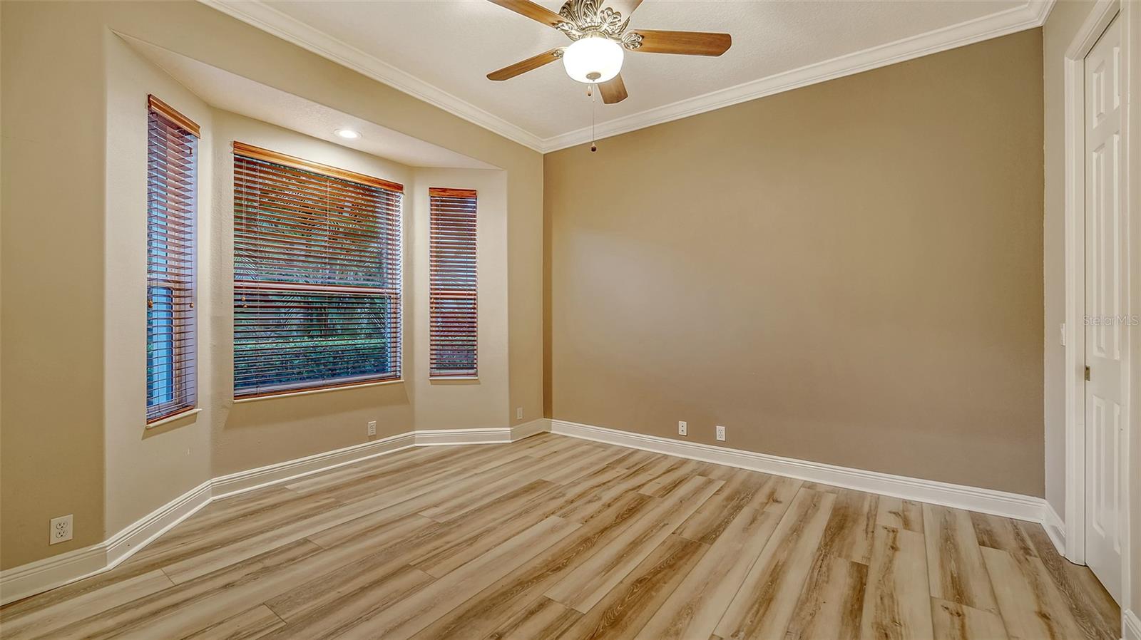 Listing photo id 37 for 6914 Dominion Lane