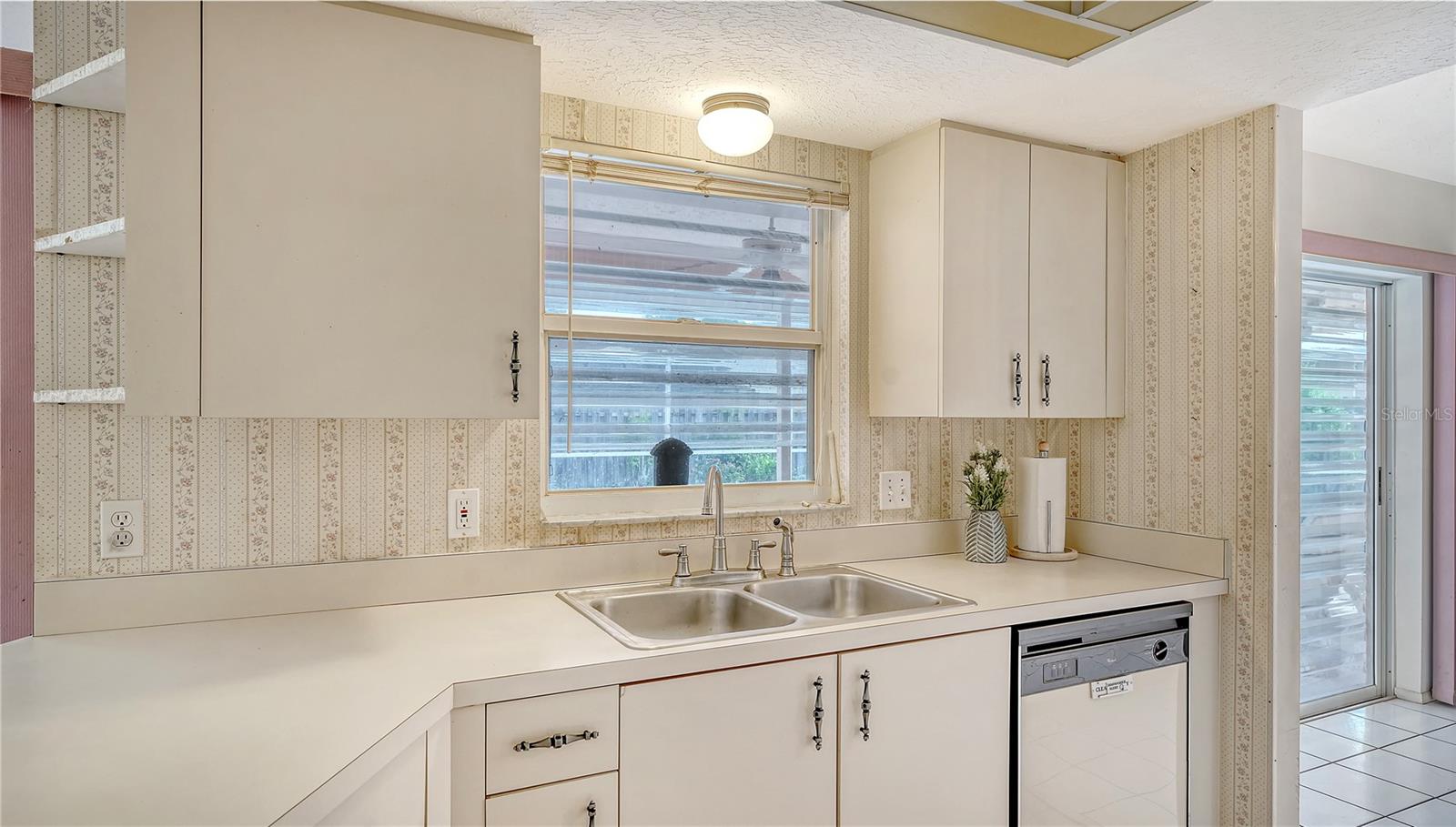 Image 8 of 39 For 5613 Sweetwater Oak Drive