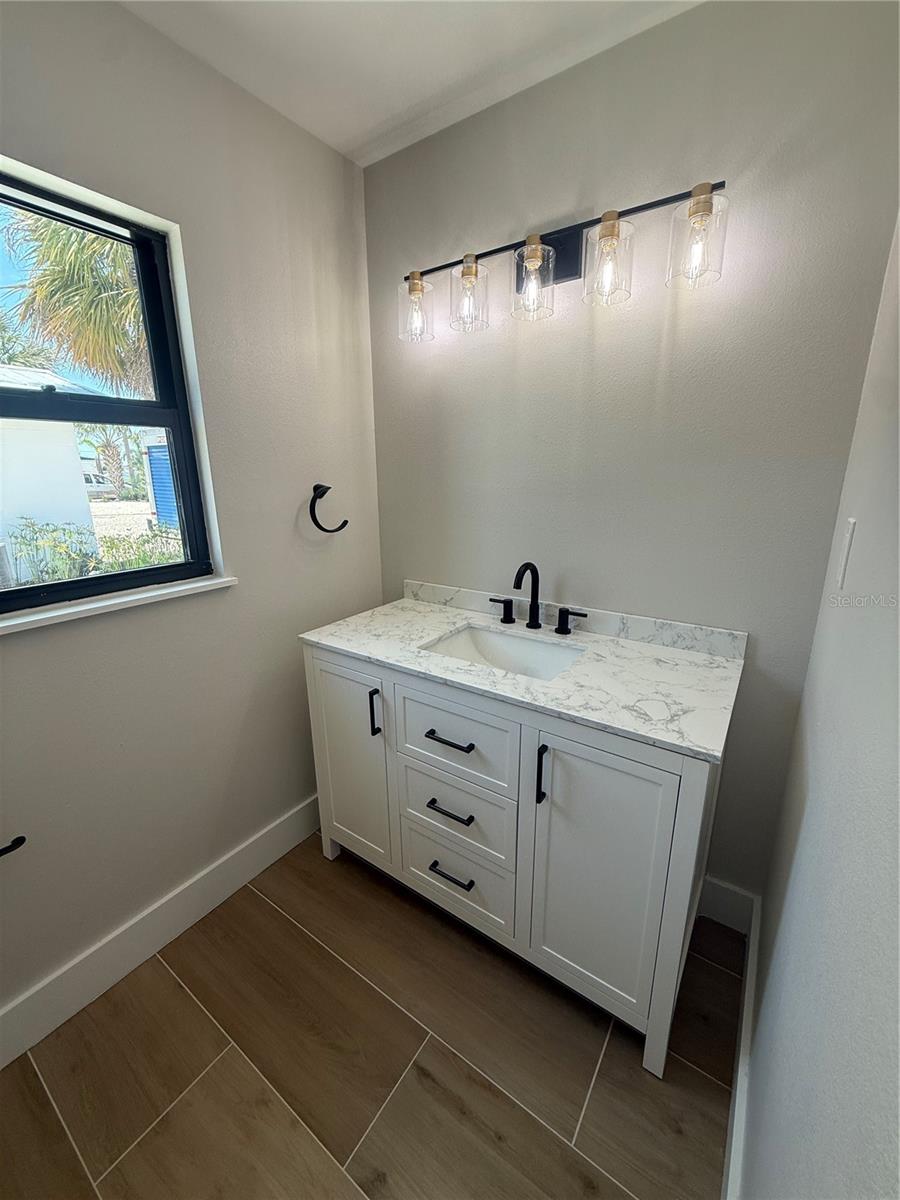 Image 34 of 43 For 808 25th Avenue W