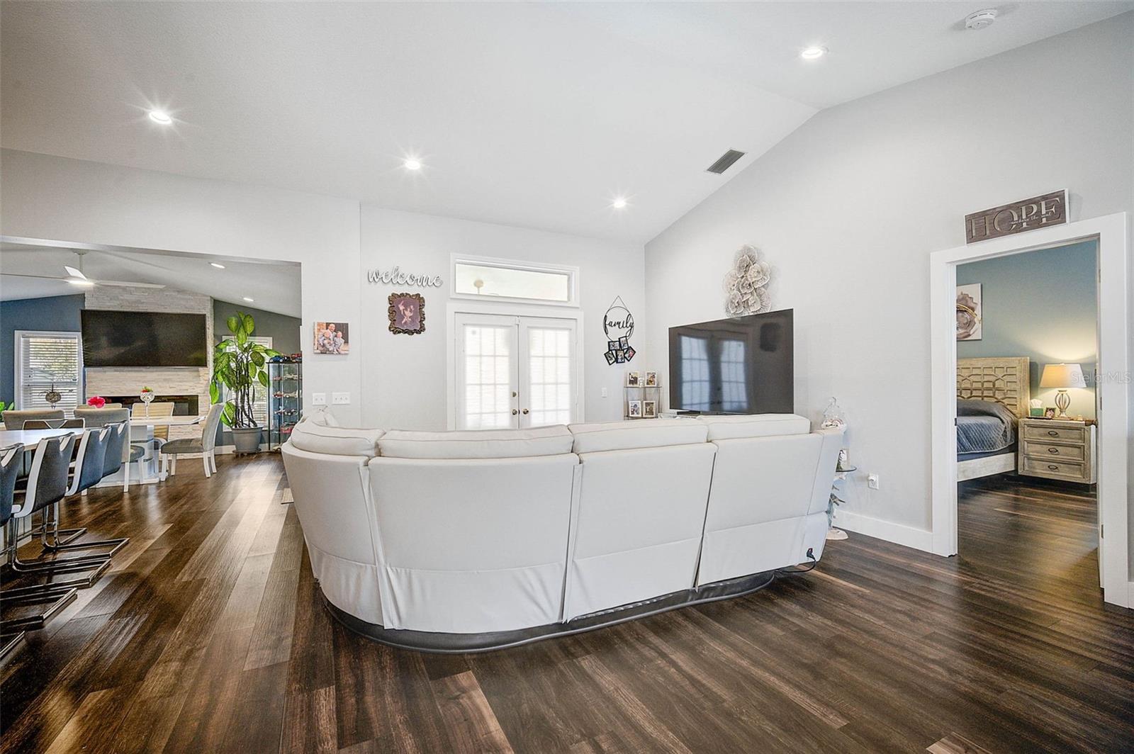 Image 14 of 46 For 5565 Sweetwater Oak Drive