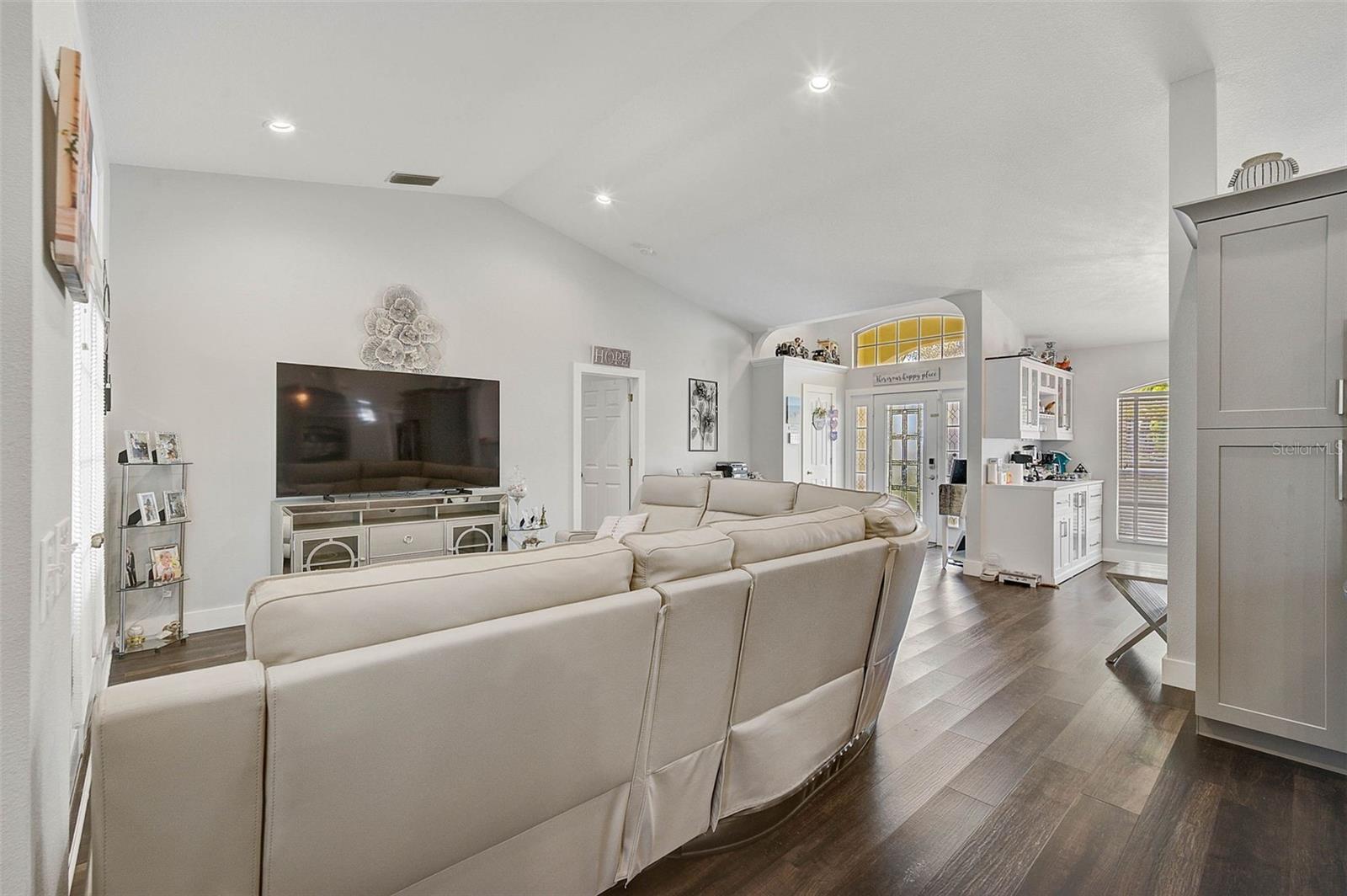 Image 16 of 46 For 5565 Sweetwater Oak Drive
