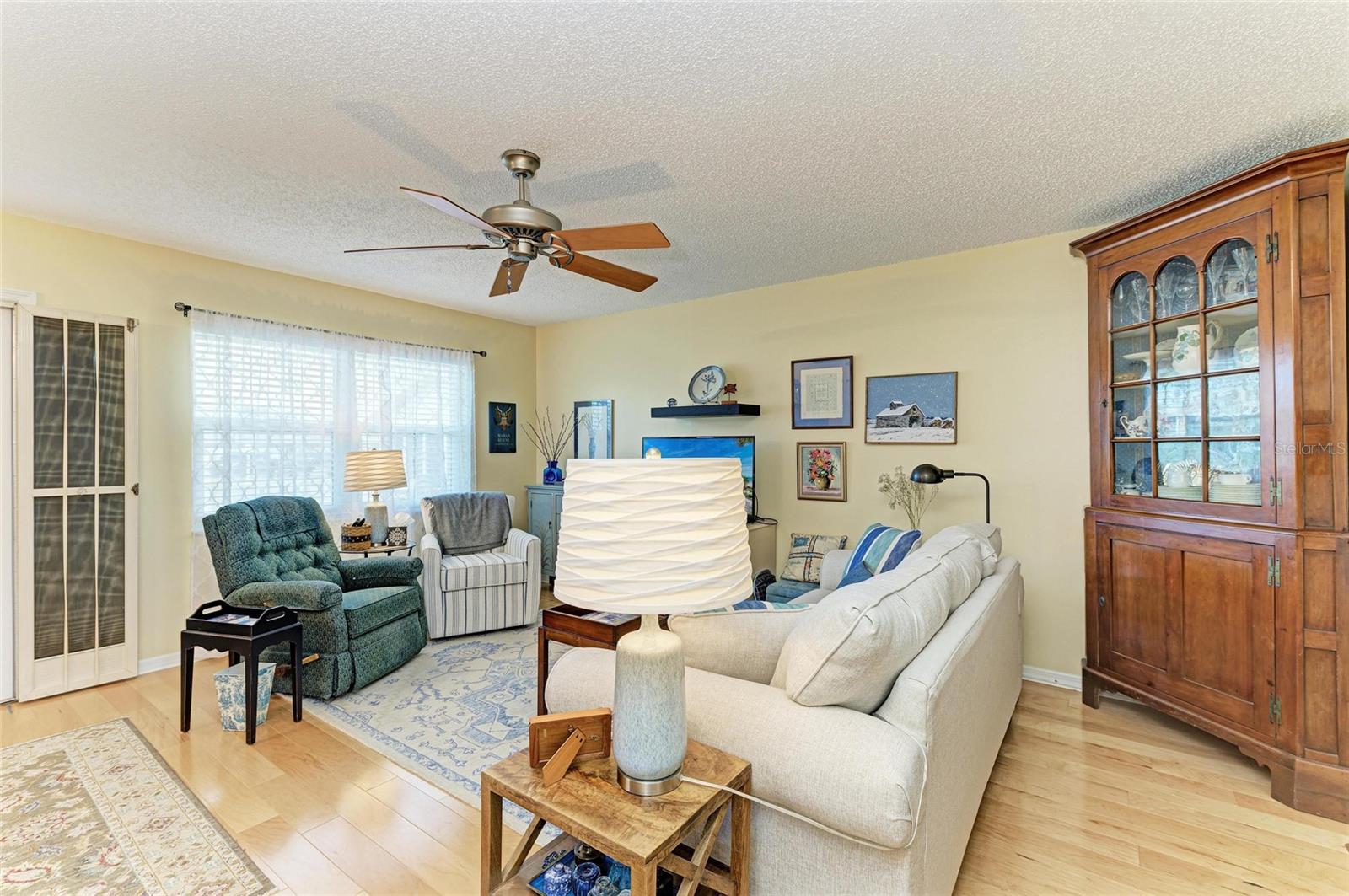 Image 9 of 46 For 1906 Canterbury Lane 16