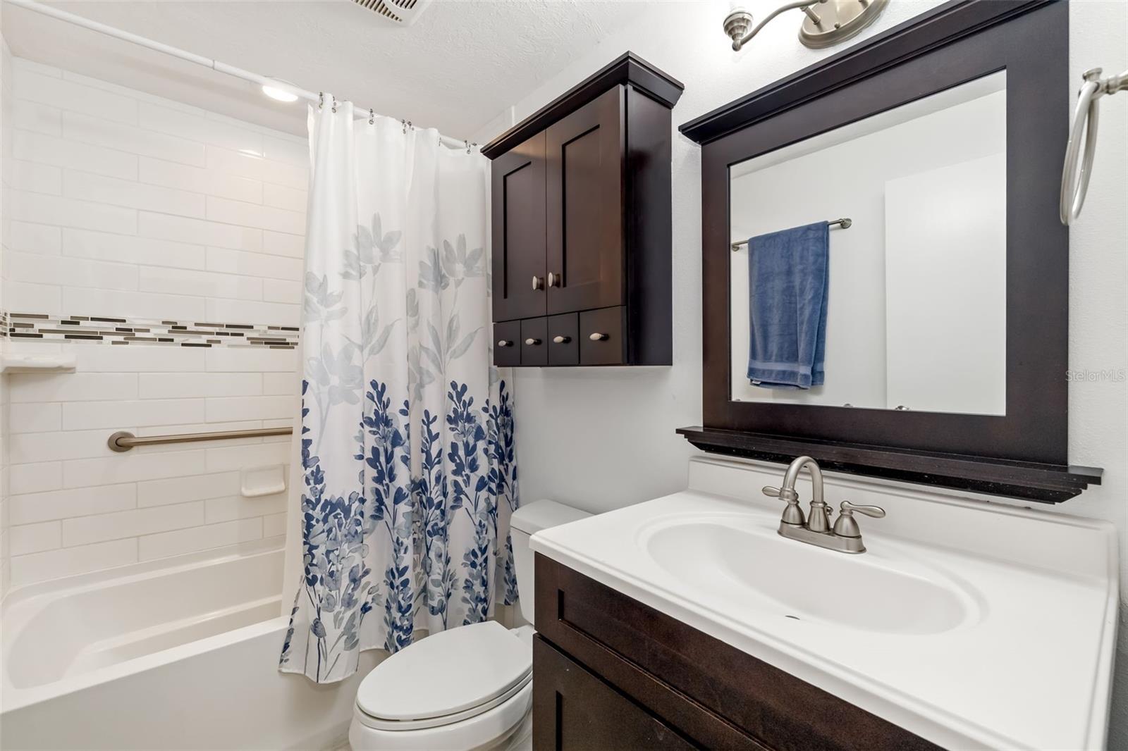 Image 15 of 39 For 928 Pineland Avenue