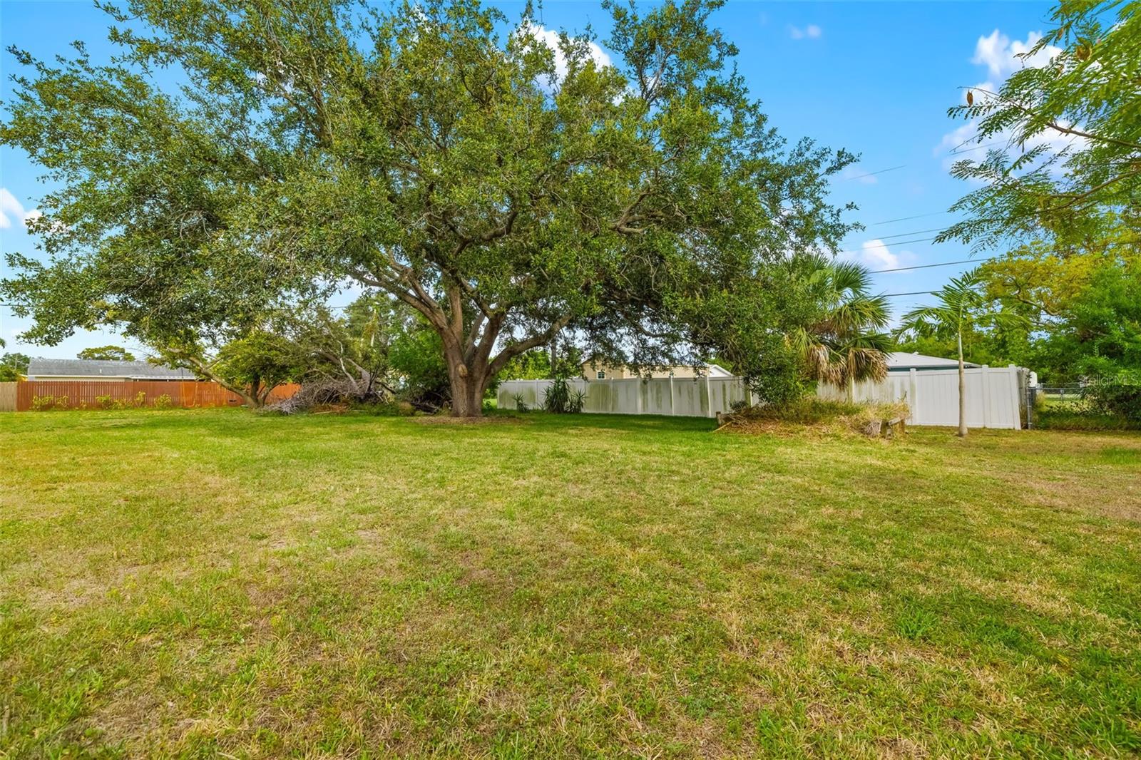 Image 22 of 39 For 928 Pineland Avenue