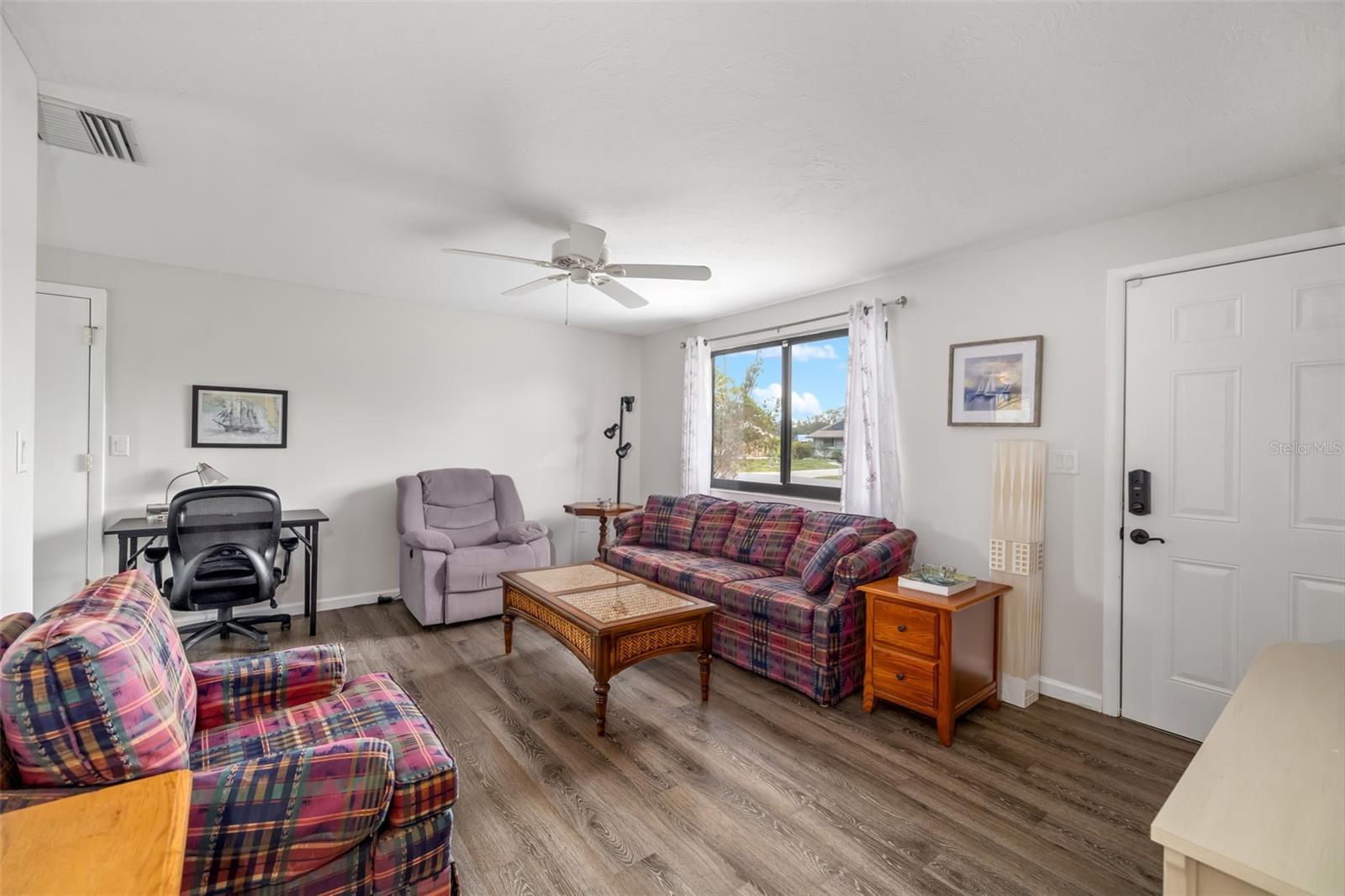 Image 3 of 39 For 928 Pineland Avenue