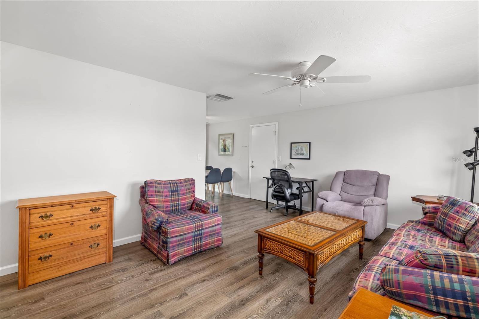 Image 4 of 39 For 928 Pineland Avenue