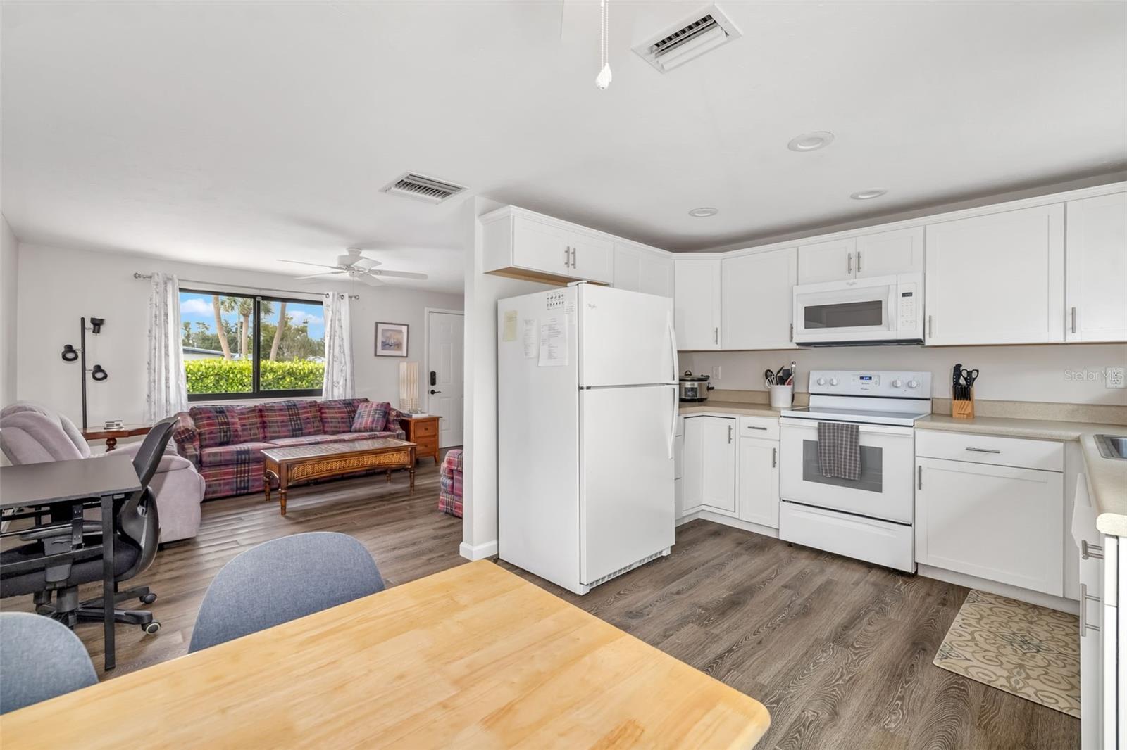 Image 6 of 39 For 928 Pineland Avenue