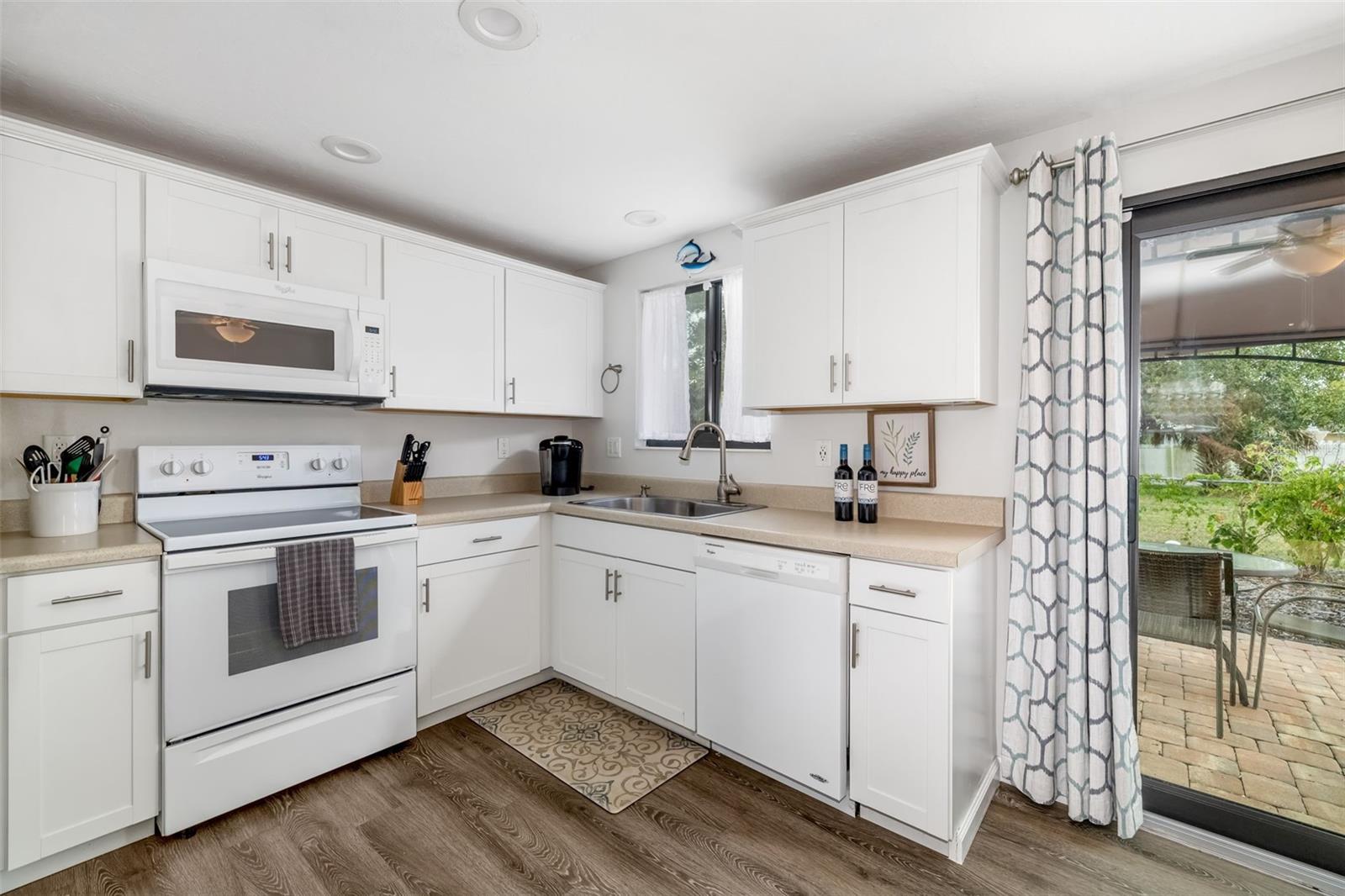 Image 7 of 39 For 928 Pineland Avenue