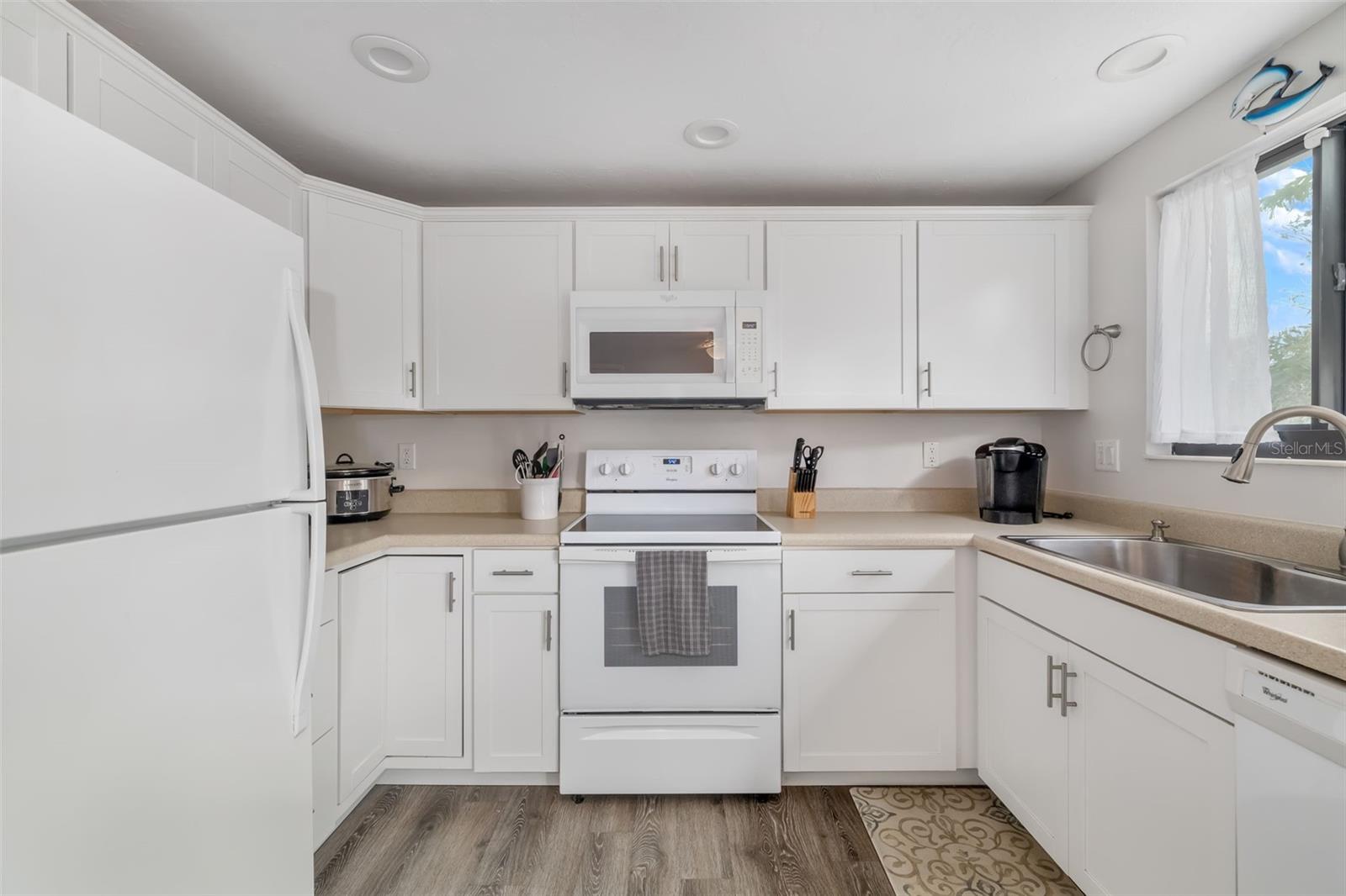 Image 8 of 39 For 928 Pineland Avenue