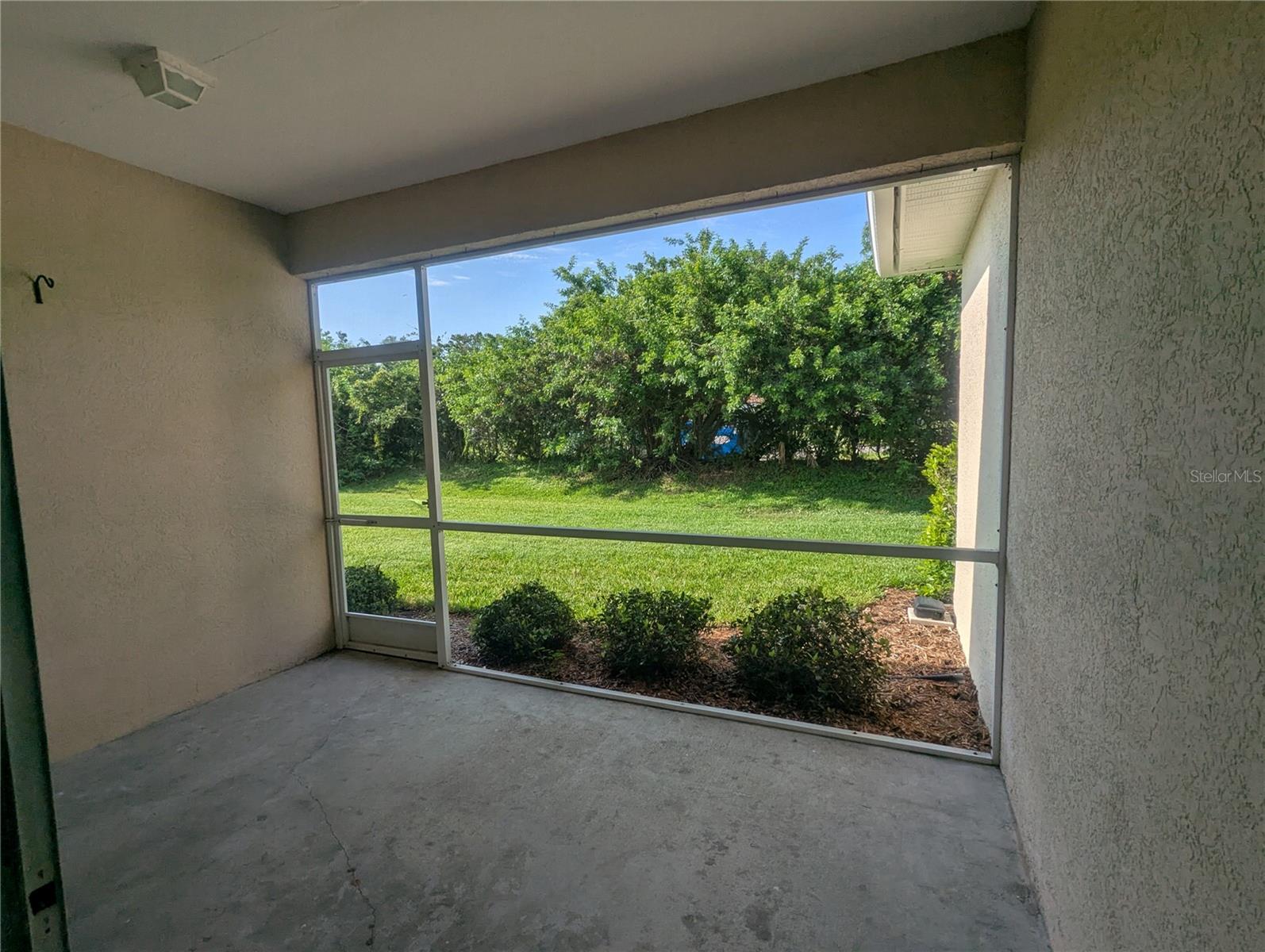 Listing photo id 9 for 2416 Magnolia Circle
