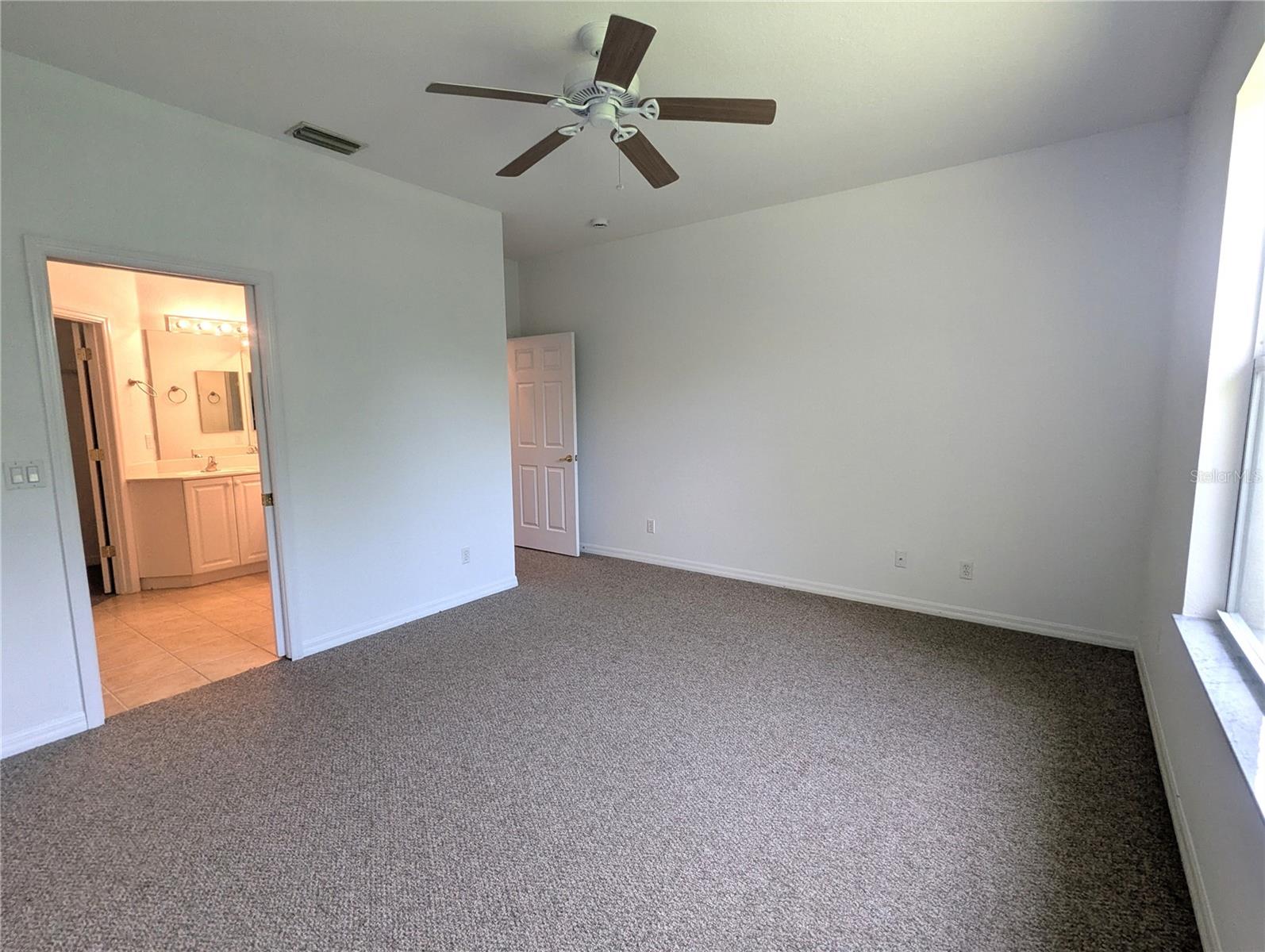 Listing photo id 11 for 2416 Magnolia Circle