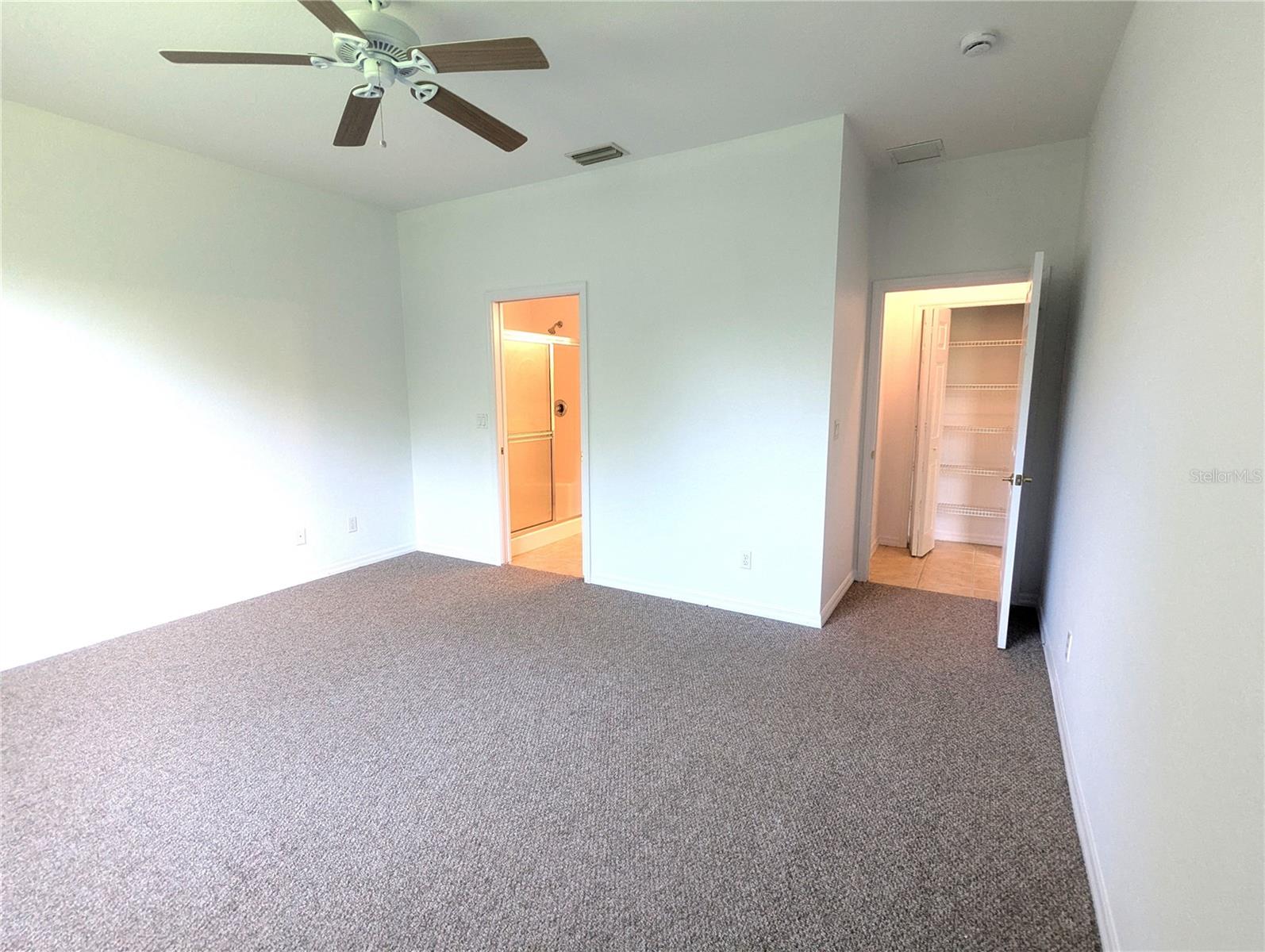 Listing photo id 12 for 2416 Magnolia Circle