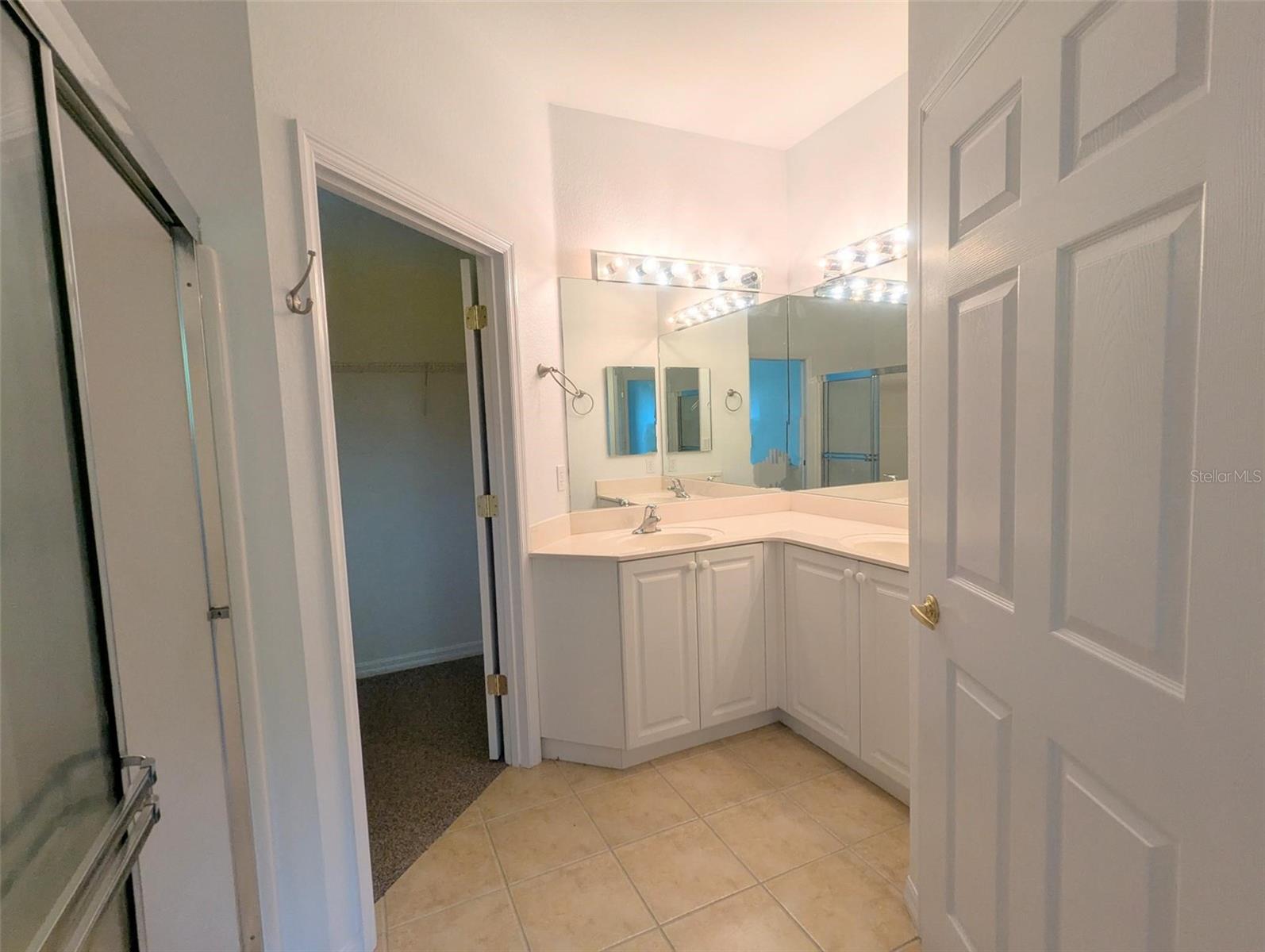 Listing photo id 13 for 2416 Magnolia Circle