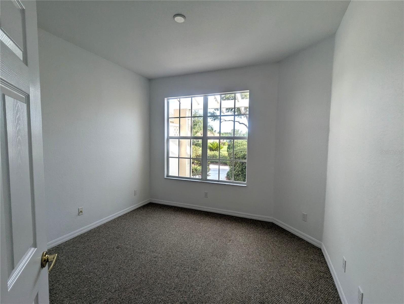 Listing photo id 5 for 2416 Magnolia Circle