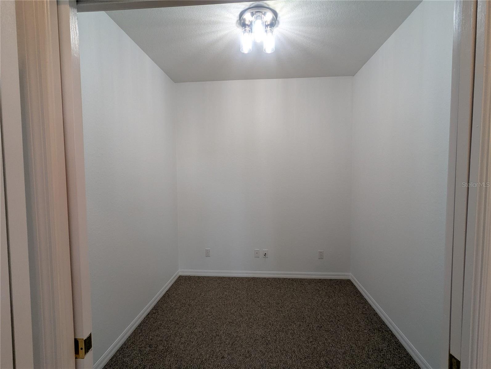 Listing photo id 7 for 2416 Magnolia Circle