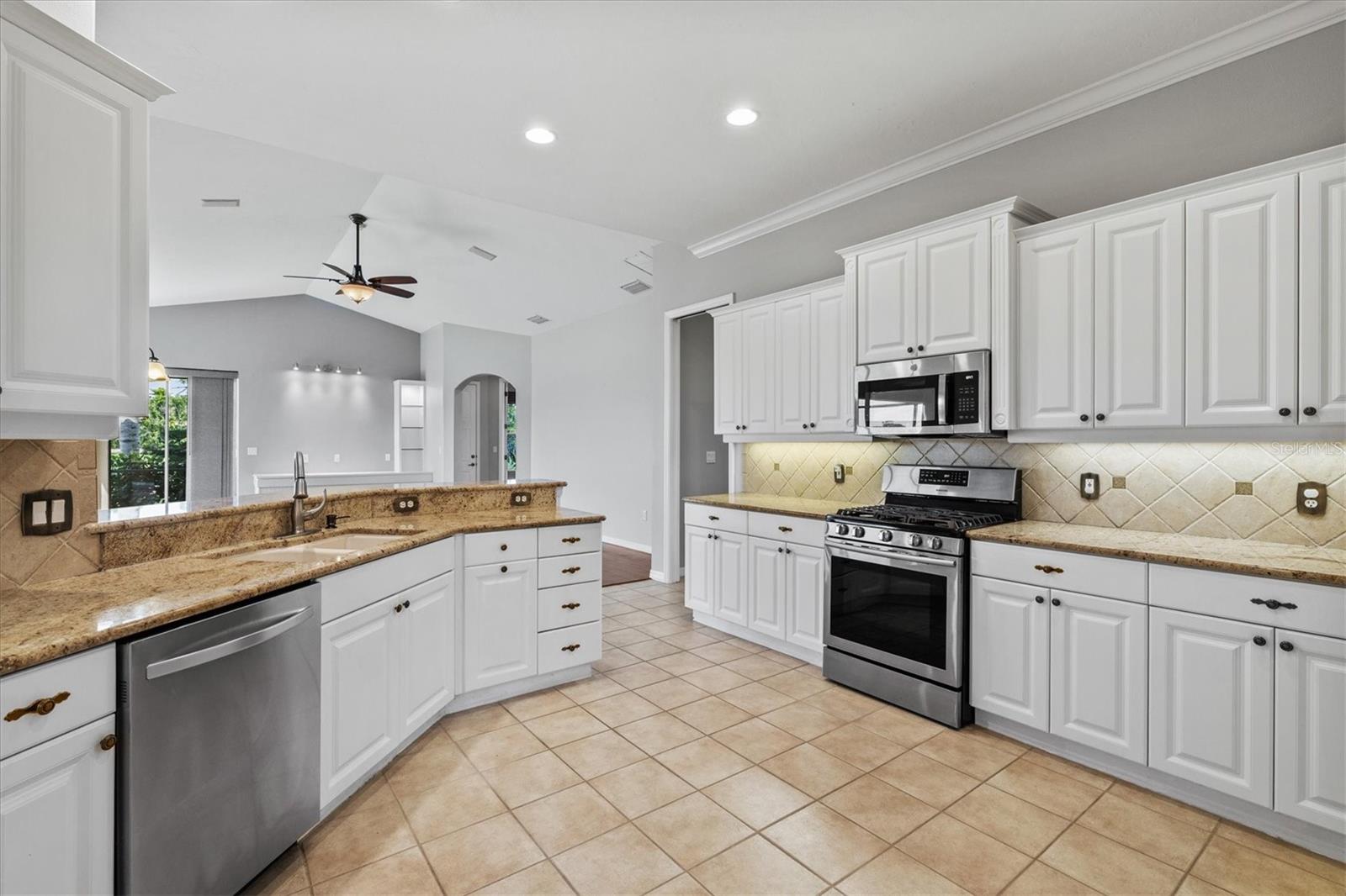Image 18 of 96 For 8930 Bloomfield Blvd