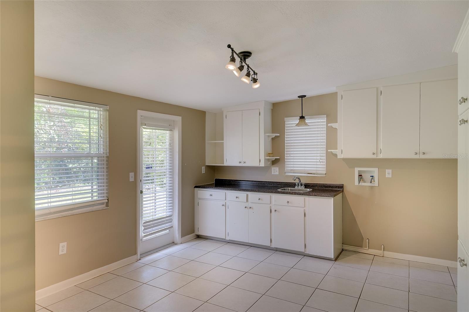 Image 20 of 28 For 719 32nd Avenue W