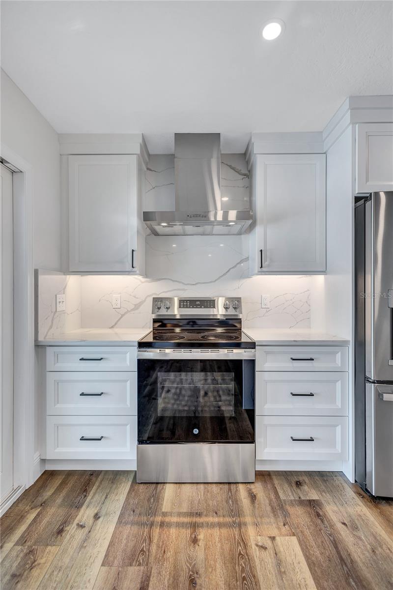 Listing photo id 8 for 4506 17th Street W