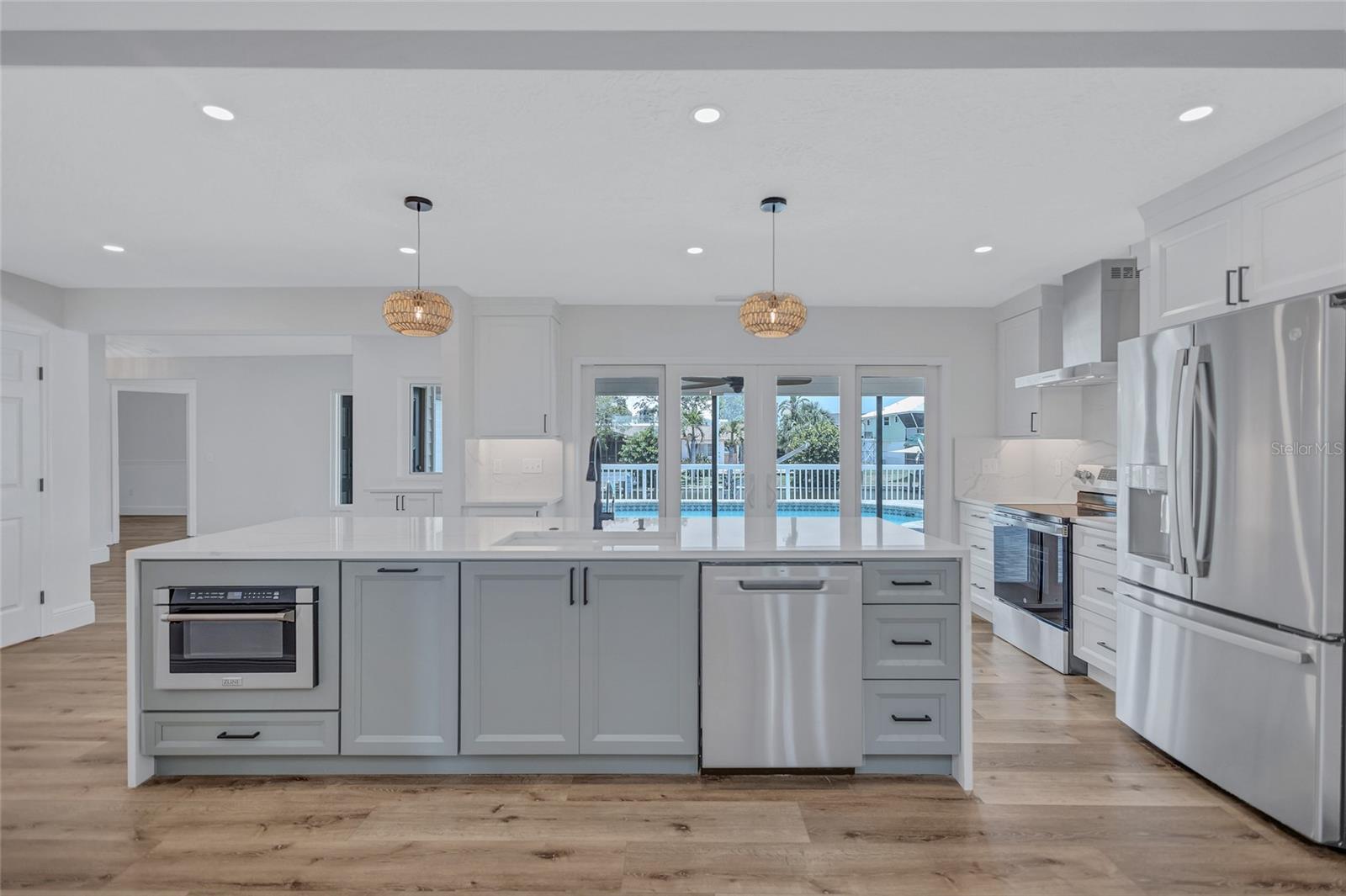 Listing photo id 9 for 4506 17th Street W