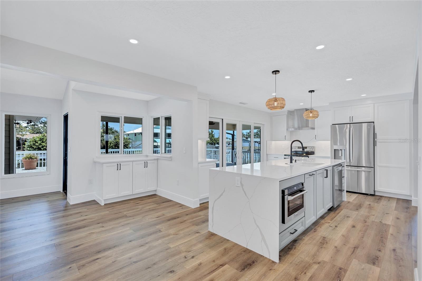 Listing photo id 10 for 4506 17th Street W