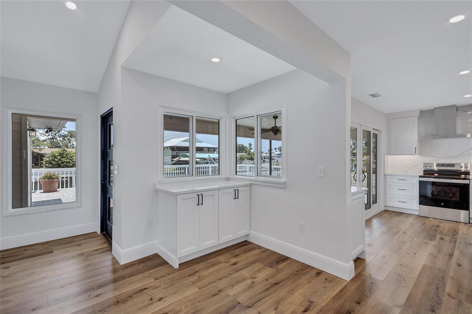 Listing photo id 13 for 4506 17th Street W