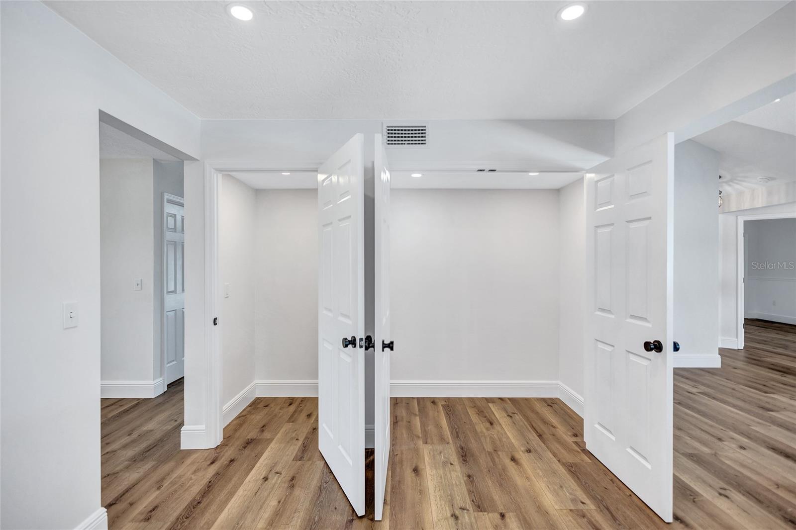 Listing photo id 14 for 4506 17th Street W