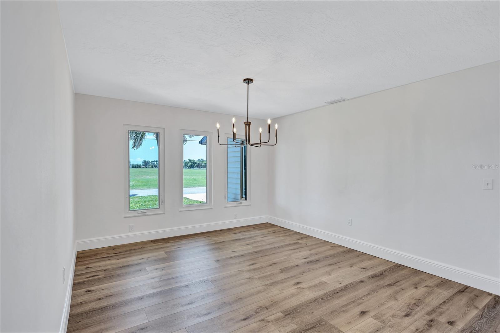 Listing photo id 15 for 4506 17th Street W