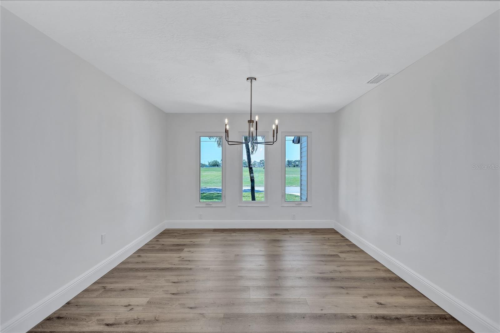Listing photo id 17 for 4506 17th Street W