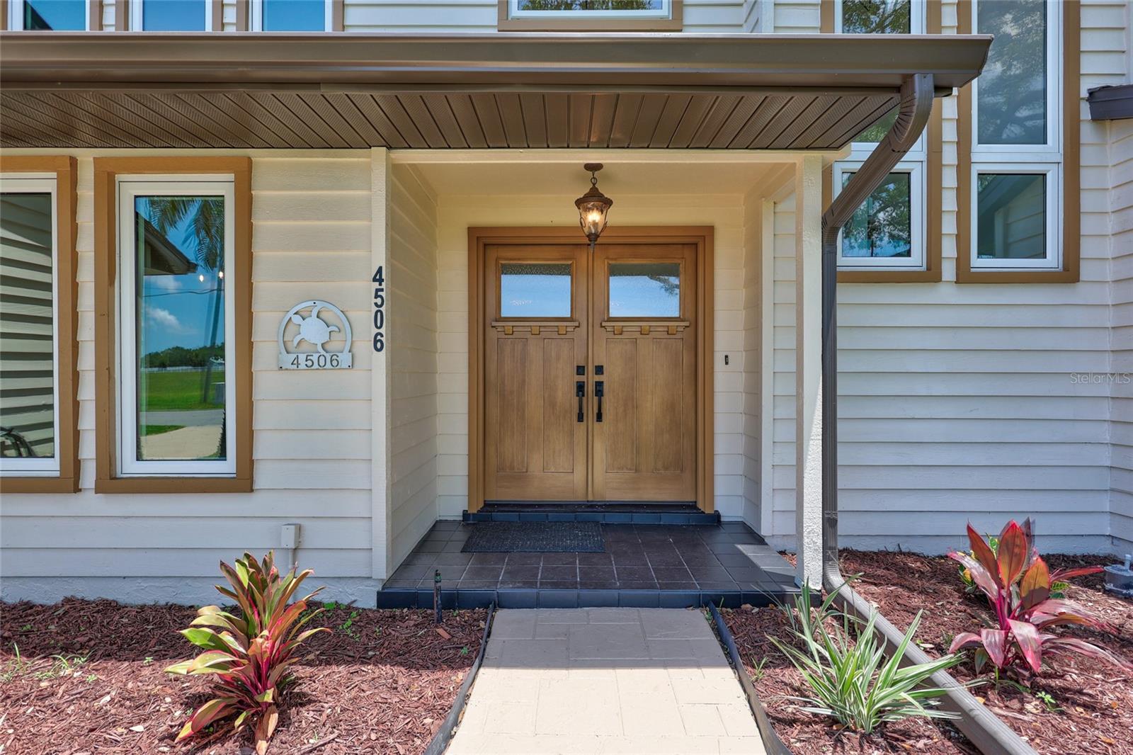 Listing photo id 0 for 4506 17th Street W