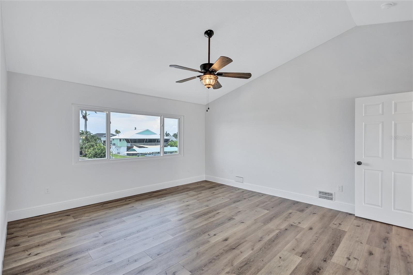 Listing photo id 20 for 4506 17th Street W