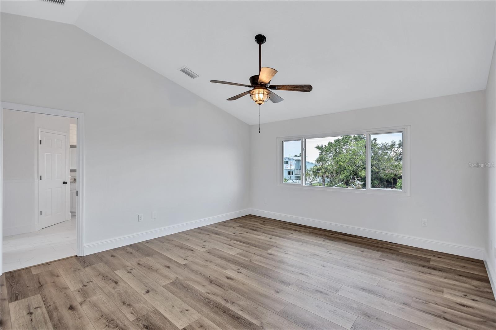 Listing photo id 21 for 4506 17th Street W