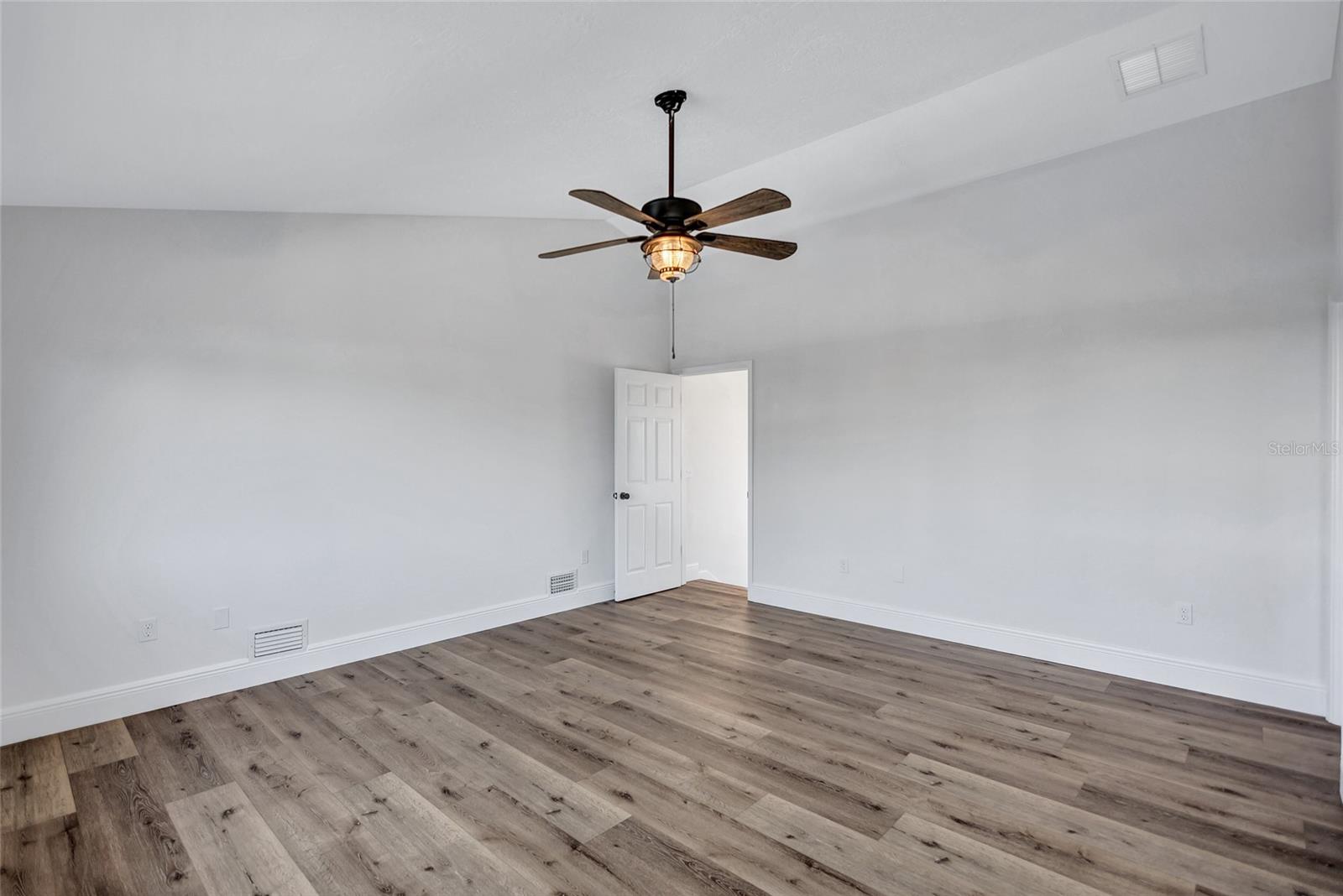 Listing photo id 23 for 4506 17th Street W