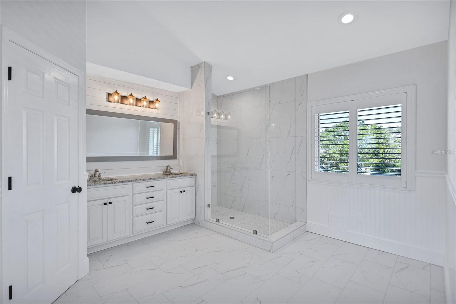 Listing photo id 24 for 4506 17th Street W