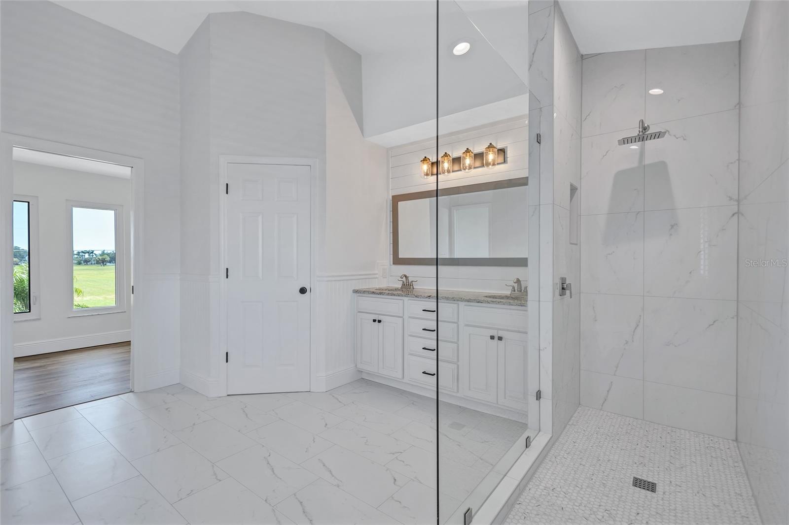 Listing photo id 25 for 4506 17th Street W