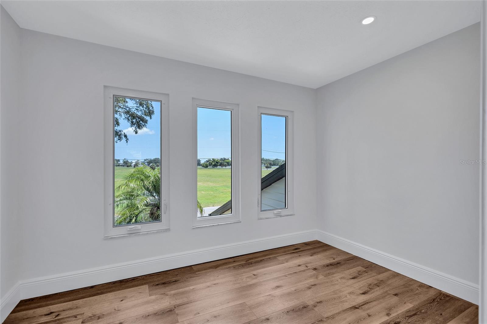 Listing photo id 26 for 4506 17th Street W