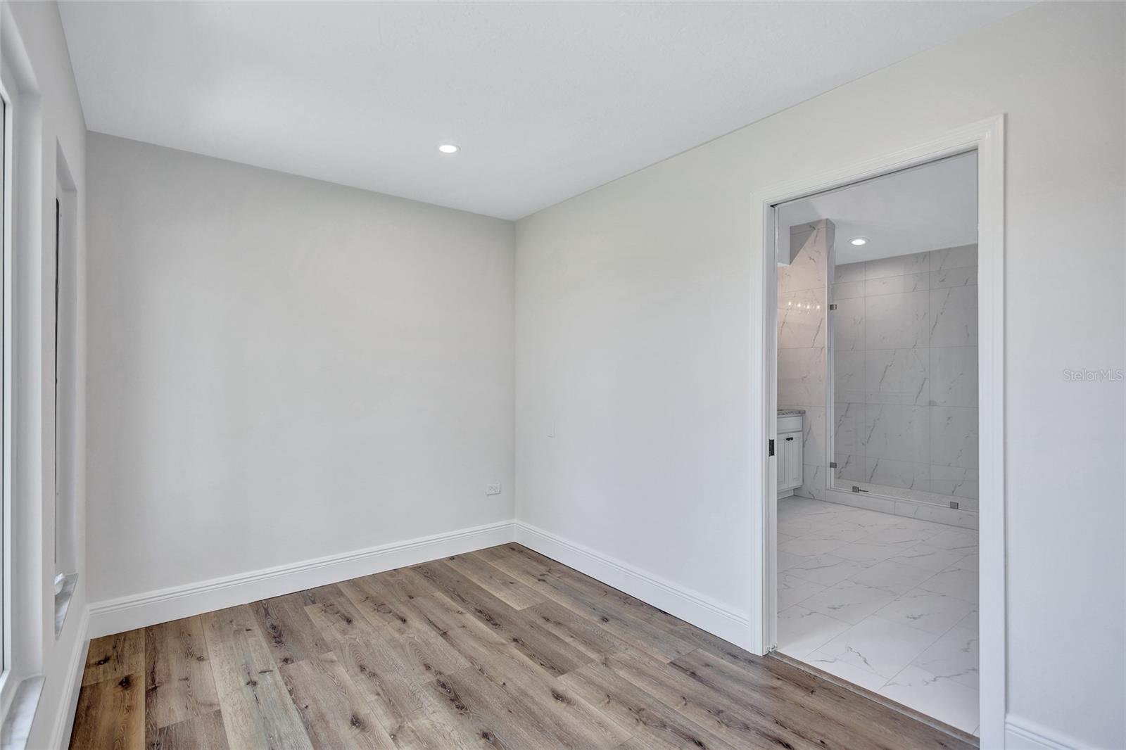 Listing photo id 27 for 4506 17th Street W