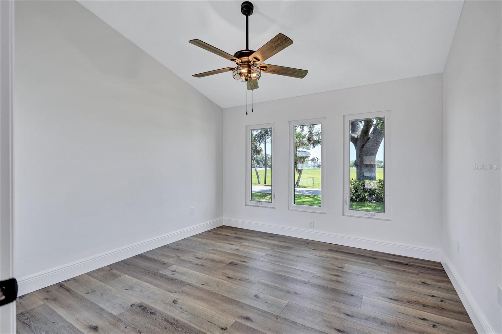 Listing photo id 28 for 4506 17th Street W
