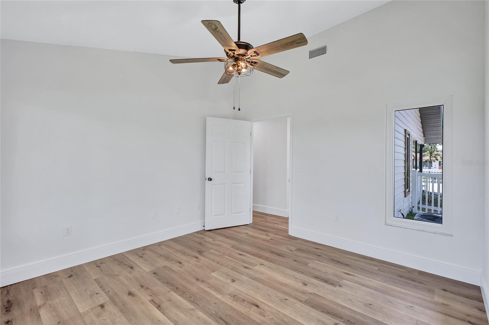 Listing photo id 29 for 4506 17th Street W