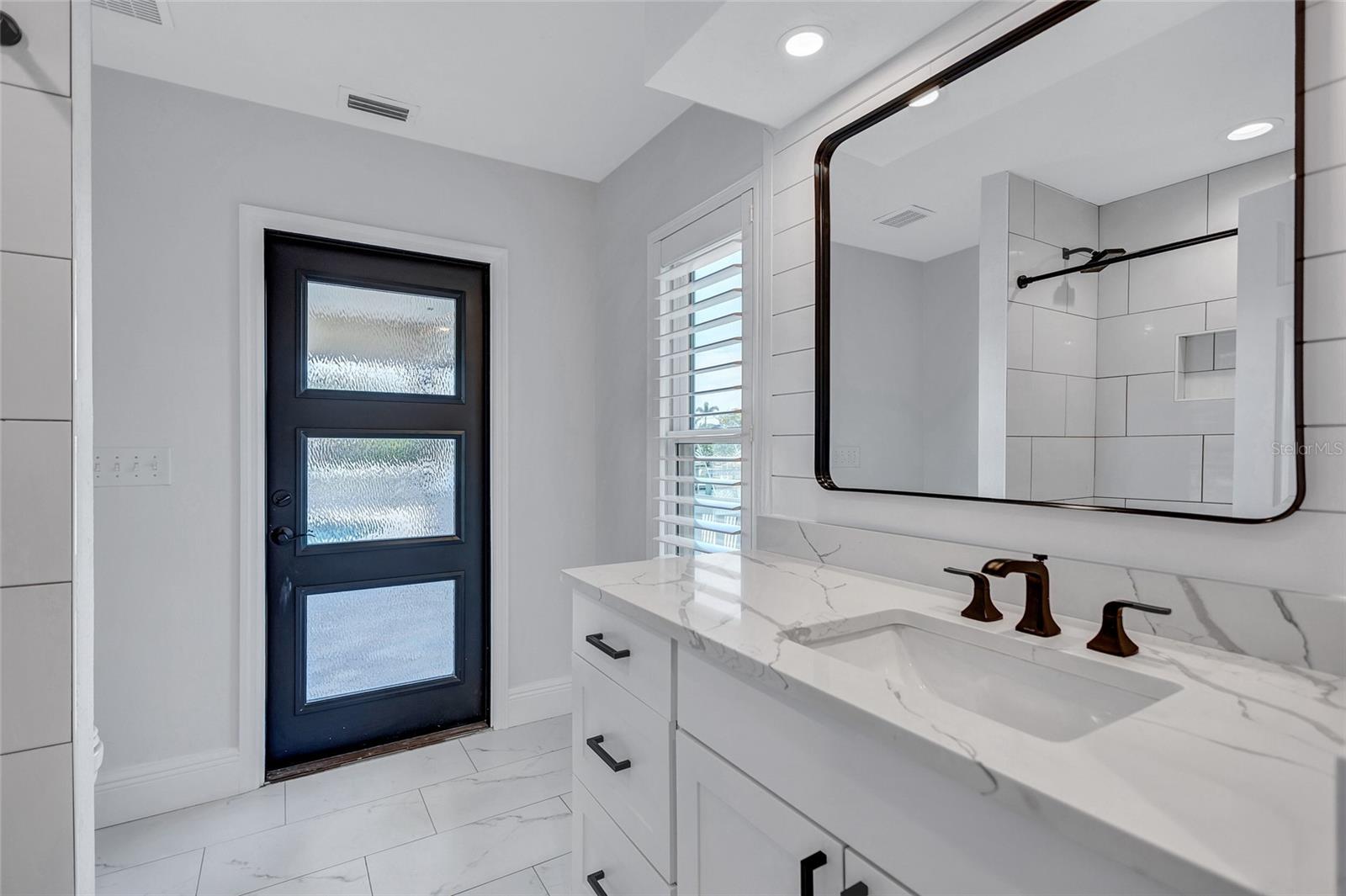 Listing photo id 31 for 4506 17th Street W