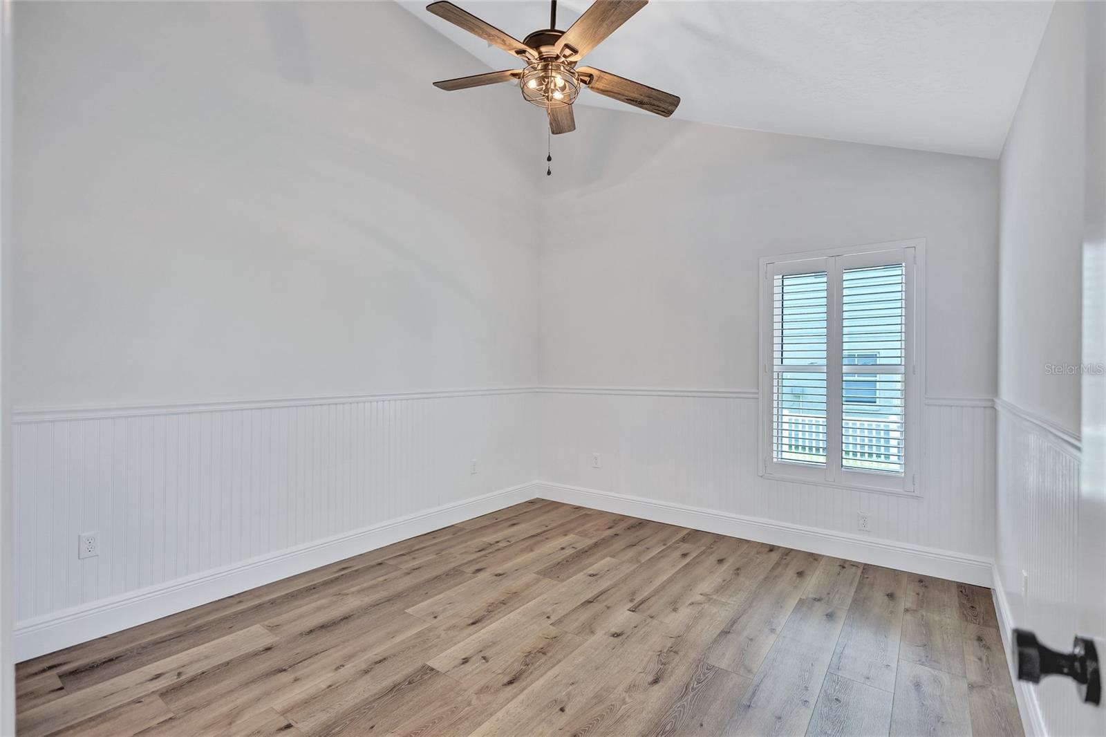 Listing photo id 32 for 4506 17th Street W