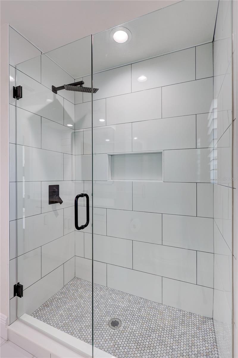 Listing photo id 36 for 4506 17th Street W