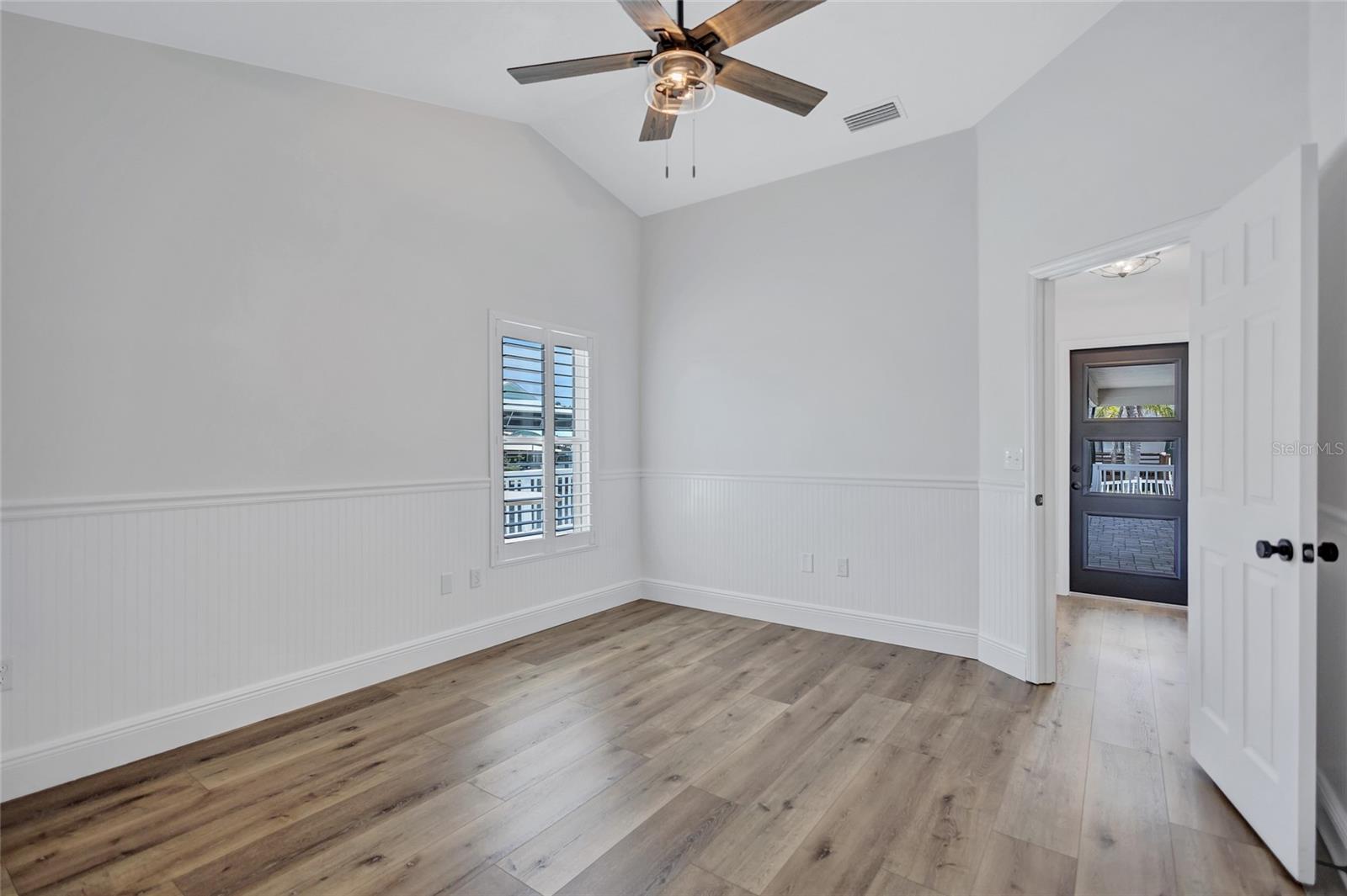 Listing photo id 38 for 4506 17th Street W