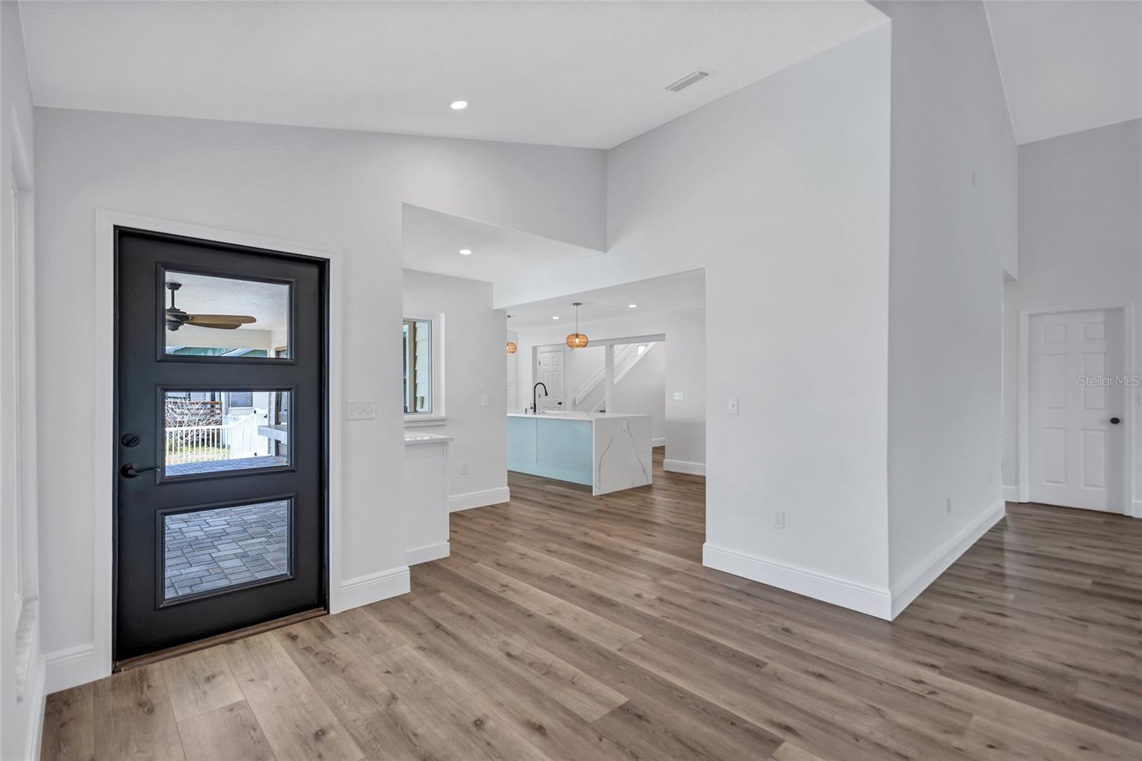 Listing photo id 39 for 4506 17th Street W