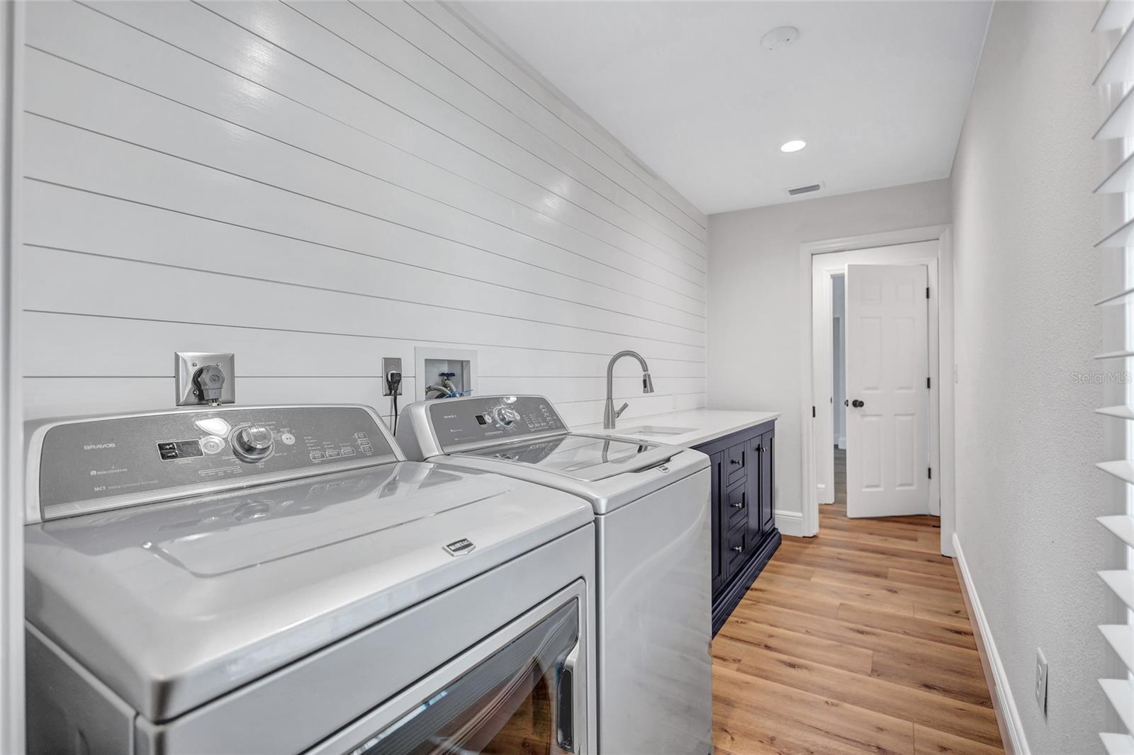 Listing photo id 41 for 4506 17th Street W