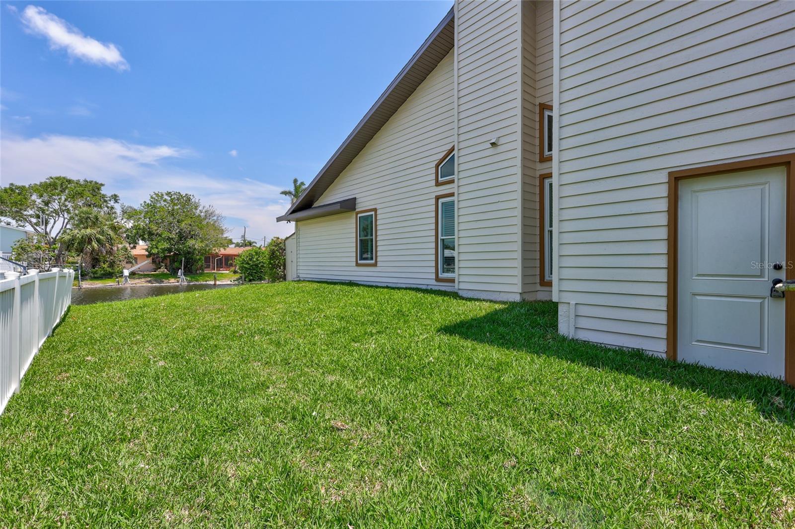 Listing photo id 42 for 4506 17th Street W