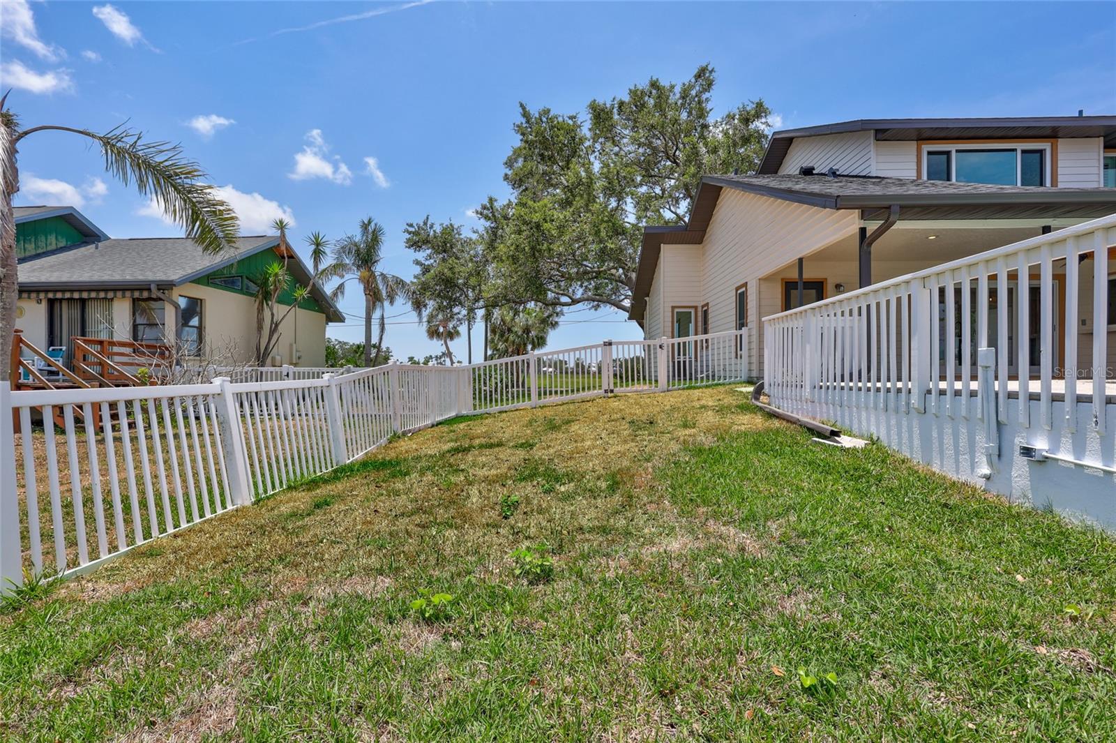 Listing photo id 45 for 4506 17th Street W