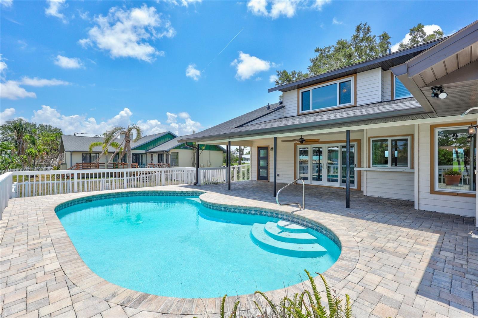 Listing photo id 46 for 4506 17th Street W