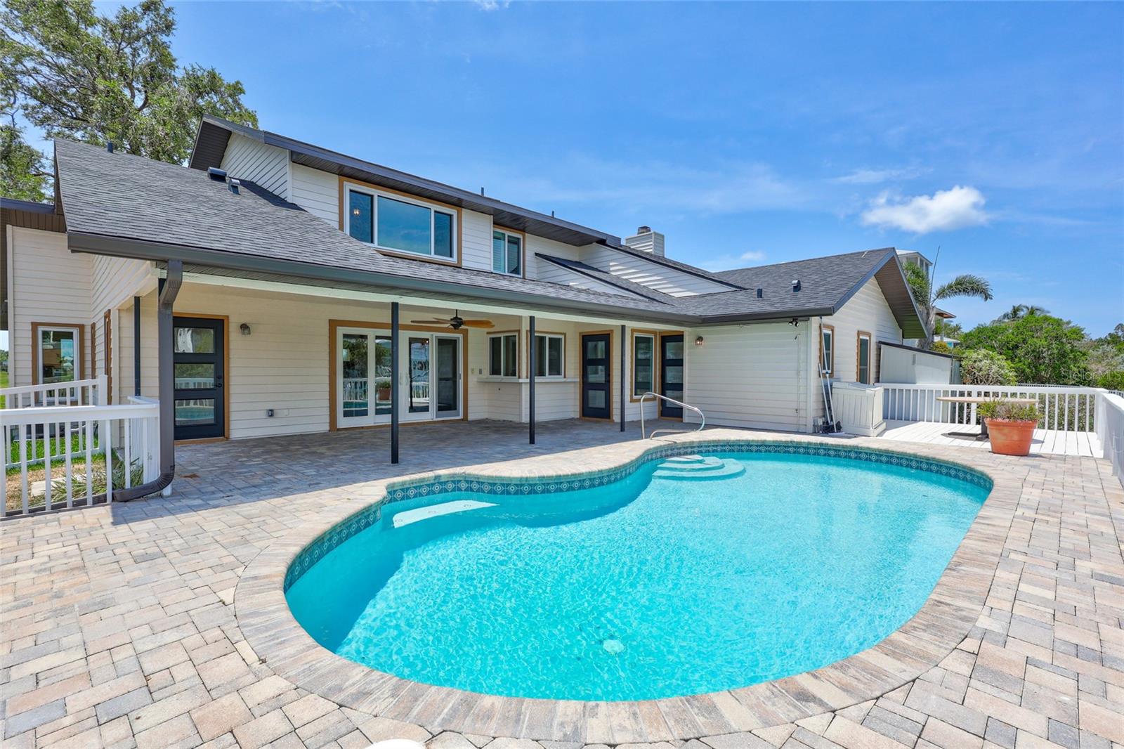 Listing photo id 48 for 4506 17th Street W